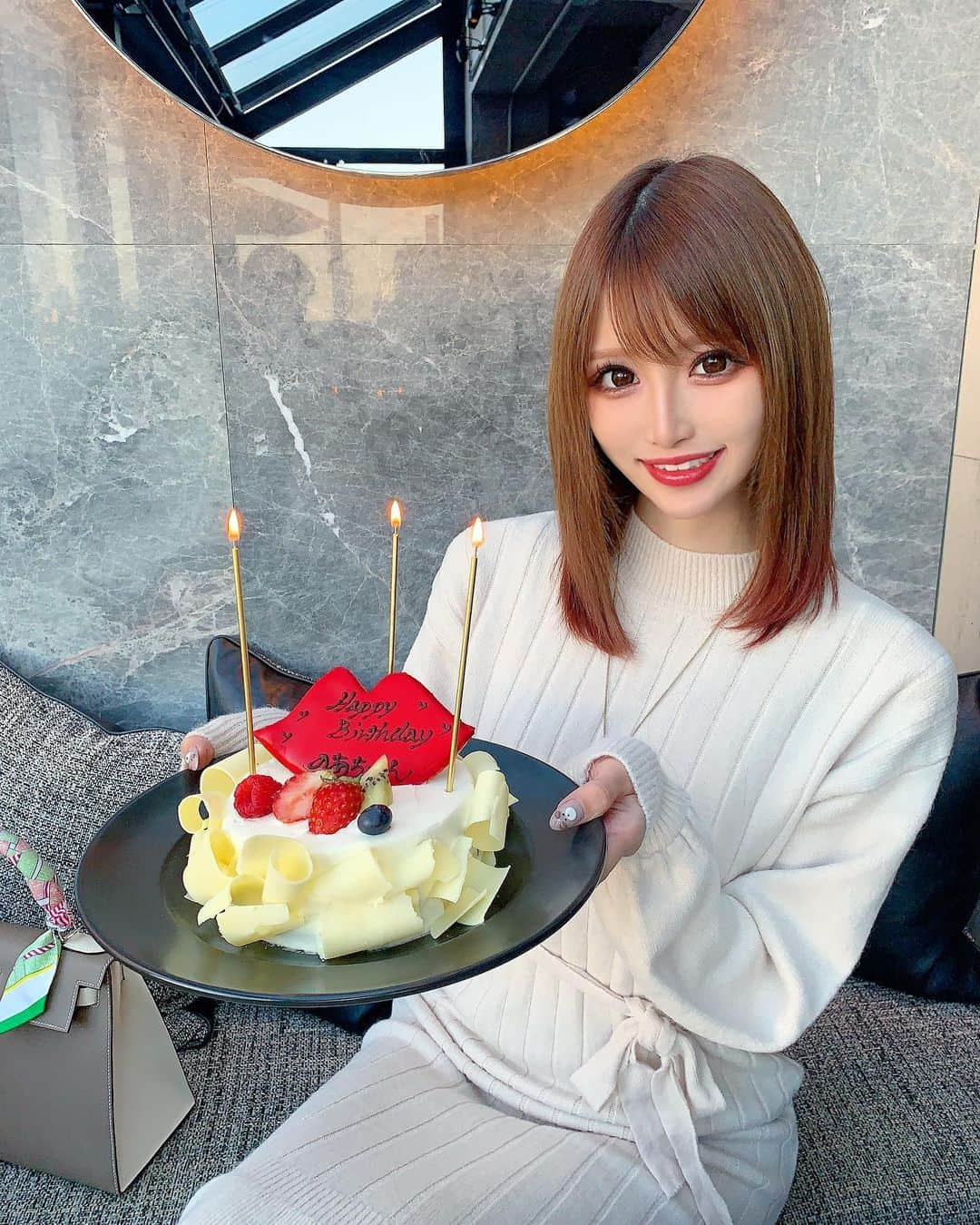 桜咲乃愛さんのインスタグラム写真 - (桜咲乃愛Instagram)「かわいいケーキ🎂💋💓✨ うれしいー🥰🥰🥰 プレゼントもありがとうございます😭💕🍀 アフタヌーンティーも可愛かったし美味しかった❤ 綺麗だしまた行きたい💕✨ ワンピースは @7things.official  #青山カフェ#青山ランチ #アフタヌーンティー#くちびるケーキ#お誕生日プレゼント #お誕生日ケーキ#サプライズ#ニットワンピ#白ワンピ#セレクトショップ」1月2日 3時14分 - noasama1101