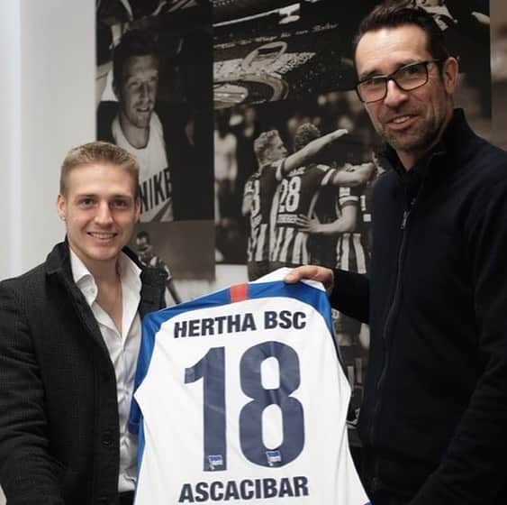 ヘルタ・ベルリンさんのインスタグラム写真 - (ヘルタ・ベルリンInstagram)「Willkommen bei Hertha BSC, @santiascacibar97! 💙  #transfer #🇦🇷 #berlin #hahohe #herthabsc」1月2日 3時14分 - herthabsc