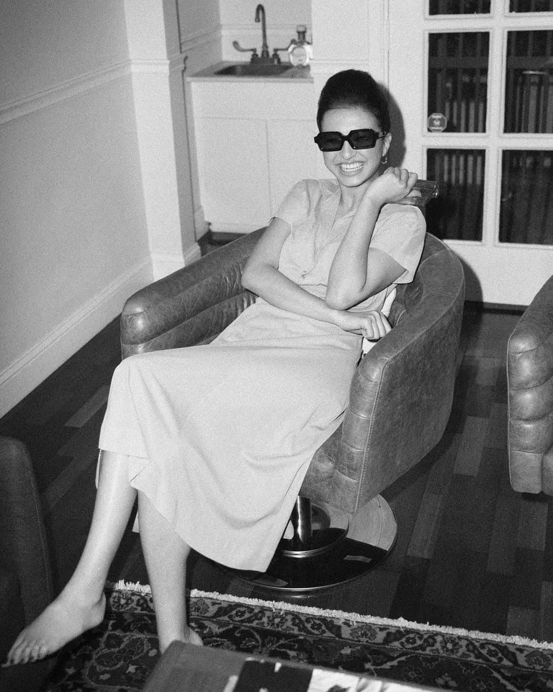 ラライン・シャーのインスタグラム：「2019 things that I went through felt like it was driving me insane. Then again. Feelings, must remain feelings. Facts are facts. Feelings are often mere reactions to the stories we make up in our head about the facts. Mostly only true to us. What got me through was gratitude, self motivation and some really loving human beings. I know now that my state of mind is much more important than what happens or ends up happening in life. When our state of mind is in a good and healthy place, we can overcome any adversities without too much pain. Pain unfortunately is impossible to avoid. Loving and being loved also means risking hearts being broken. This year instead of distracting myself as I do, I took it. I took the pain, I took efforts to understand it, I worked on myself as much and as intensely as I could away from the comforts of home. I’m sure many of you will laugh when I say this if you just flip through pictures on social media! I am one very insistent on not showing my “sweat”. The struggle was well worth it and the uncomfortable process has now made me more comfortable in my own skin then I have ever been.  Being an artist and a vessel for emotions, I felt the need to understand my role. I went to continue honing my craft in the US met like minded people and got to stumble, be awkward, fail, learn and grow with them. How blessed to have had this opportunity to learn and bond.  I moved to LA, finally. I love my new home and the people I’ve met so far. I cannot express enough how grateful I am that I’ve reached this goal. I’ve wanted to take this time and space to think and feel away from Indonesia for awhile now. What I’m especially grateful for is the love and support from all of you, and so many new and old friends that have warmed my heart and held my hand when I needed it the most. You know who you are, I’m eternally grateful. It really takes a village to make things (and dreams) come true. So cheers to 2020 may we be the change we want to see in the world and hold hands to make (good) shit happen fast.  2020 I welcome you with an open (and peaceful) heart and mind.  Wishing all of you a HEALTHY (Mind, Body and Soul)  2020 !!!! You deserve to win⚡️」