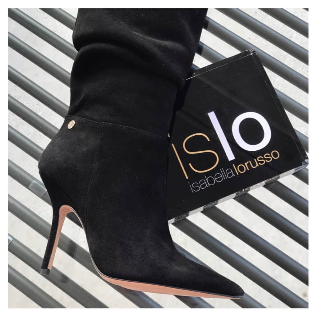 イズロさんのインスタグラム写真 - (イズロInstagram)「#islo #isloisabellalorusso #isloshoes #newyear #boots #suede #black #heels #highheels #tacchi #tacchialti #glam #sexy #fashion #style #madeinitaly #shopping #shoponline #nena #staytuned」1月2日 3時39分 - islo_isabellalorusso