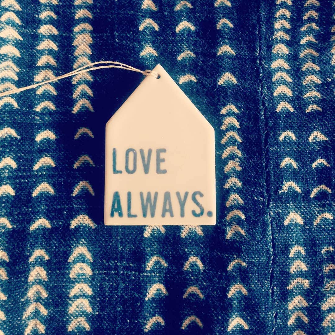 のインスタグラム：「Happy 2020 💖 upward and onward. Thank you for being part of my life #beherenow #life #lovealways #alwayslove #ohana #mahalos #merci #love #aloha」