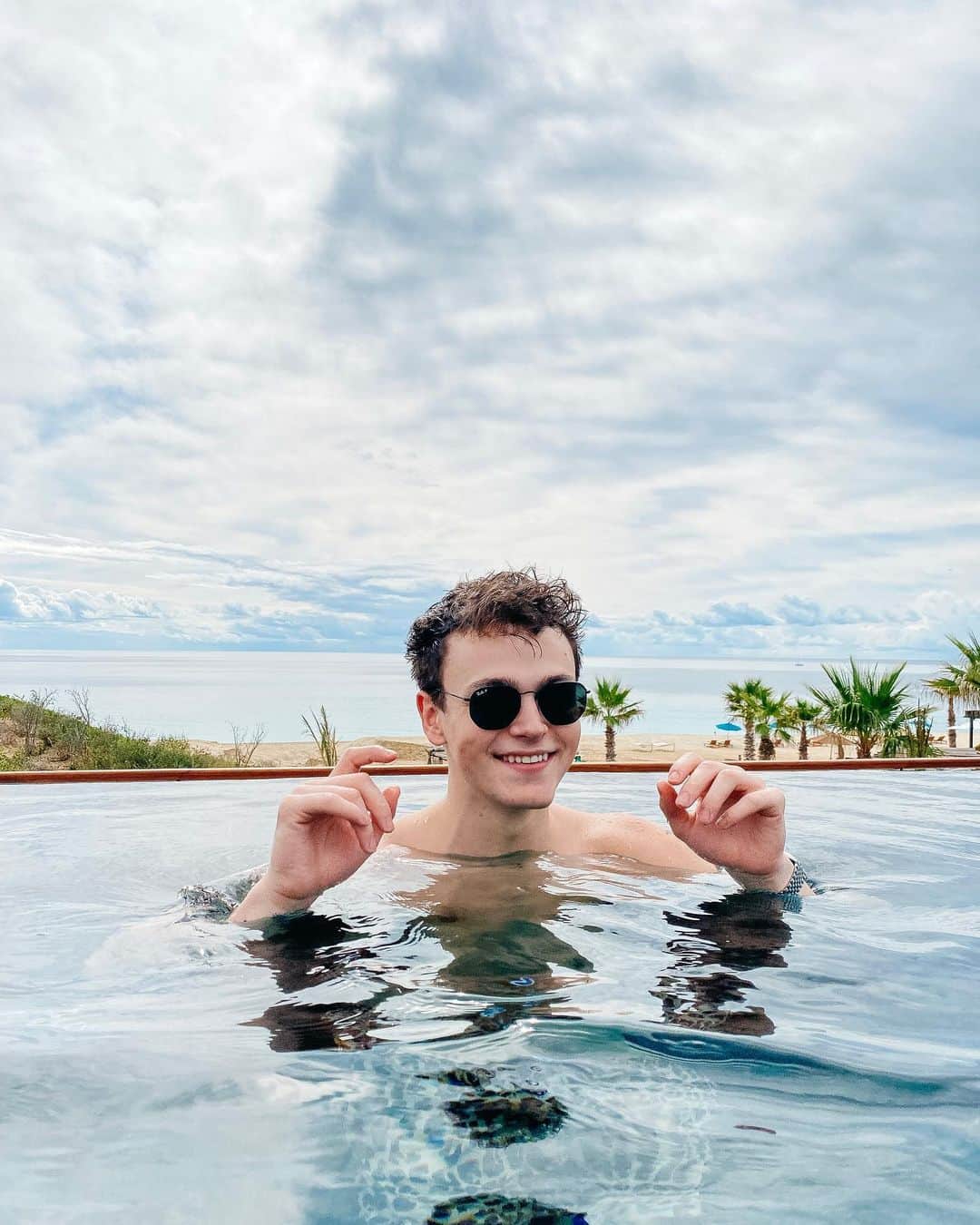 Jonahmaraisのインスタグラム：「Happy 2020 🎉🤟🏻」