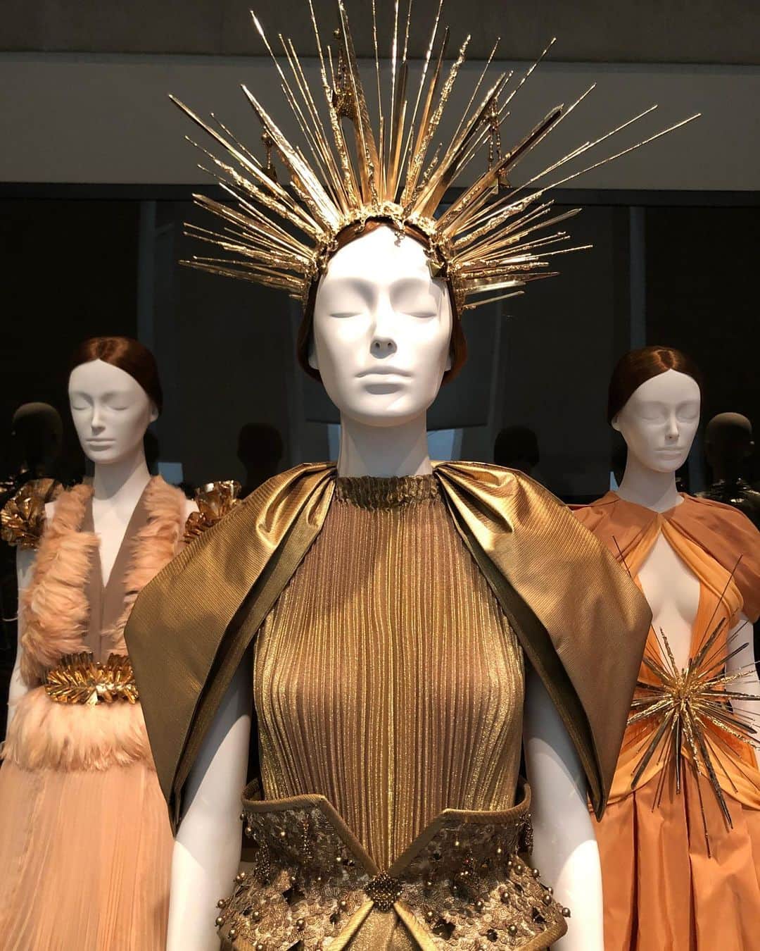 ロダルテさんのインスタグラム写真 - (ロダルテInstagram)「Happy New Year! Ph: Rodarte’s Fra Angelico Couture collection on display at the @metmuseum @metcostumeinstitute’s Heavenly Bodies Exhibition. #rodarte」1月2日 3時55分 - rodarte
