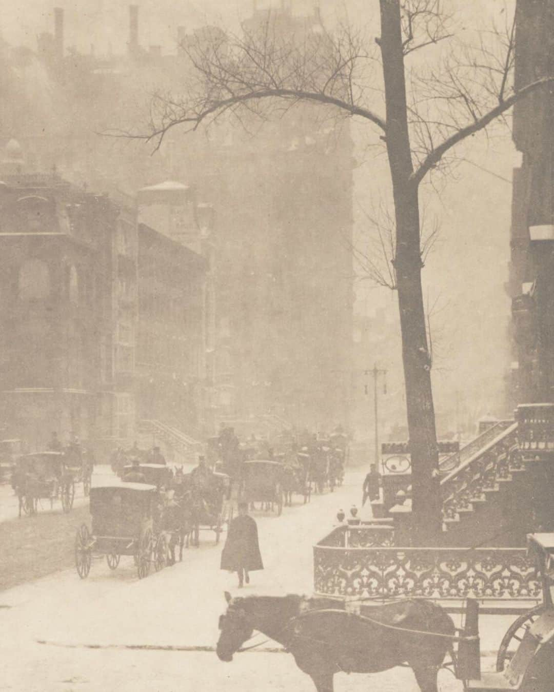 フィラデルフィア美術館さんのインスタグラム写真 - (フィラデルフィア美術館Instagram)「Happy birthday to Alfred Stieglitz. He was an ardent supporter of modern art and instrumental in establishing photography as an accepted art form. He was also married to the American painter Georgia O'Keeffe. • "The Street, Fifth Avenue," 1900–1 (negative); 1903–4 (print), by Alfred Stieglitz」1月2日 4時20分 - philamuseum