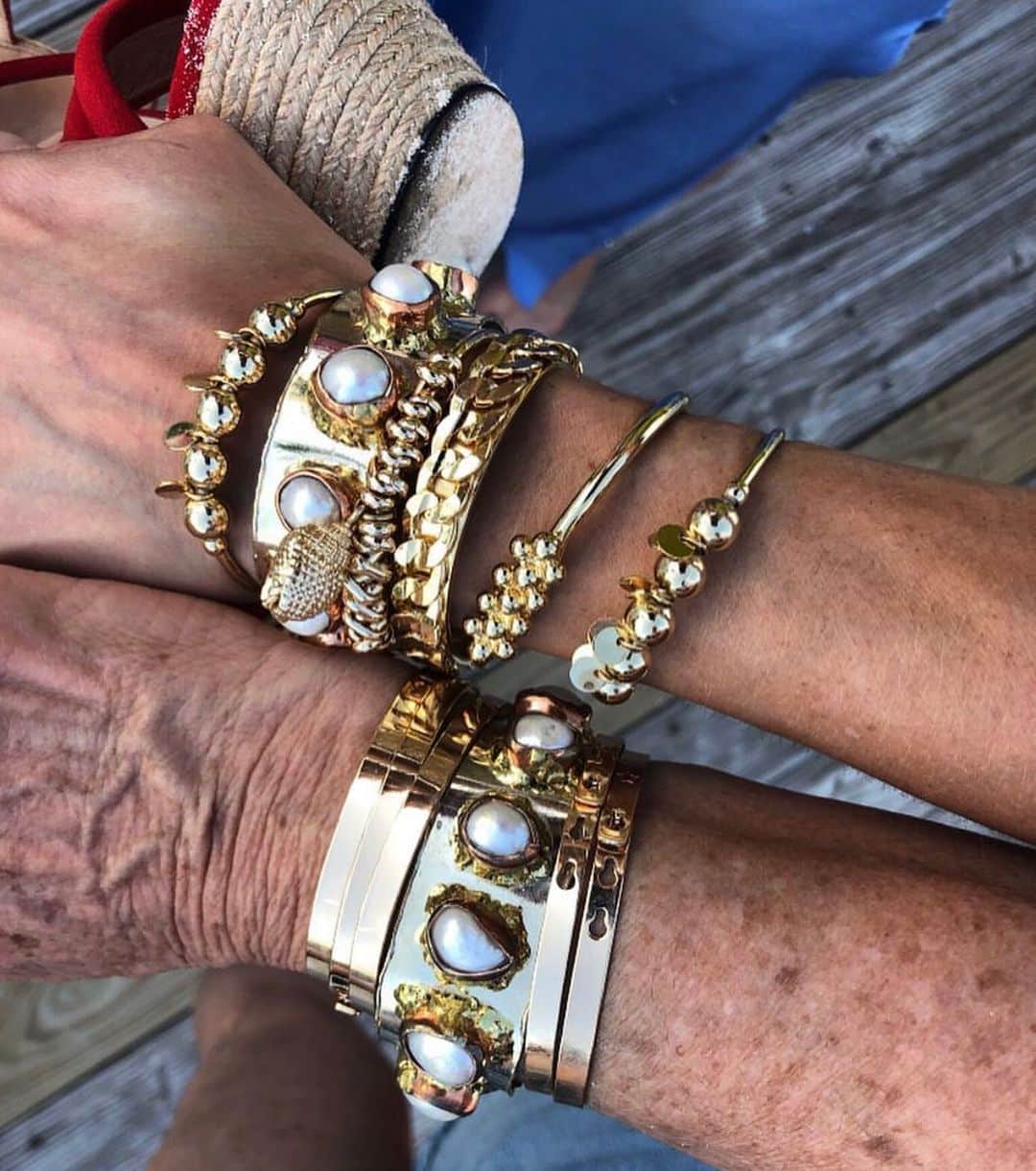 ダニジョーのインスタグラム：「GOLD RUSH 🤩 your favorite Hawn Bangles back in stock!! Tap to shop the #armparty」