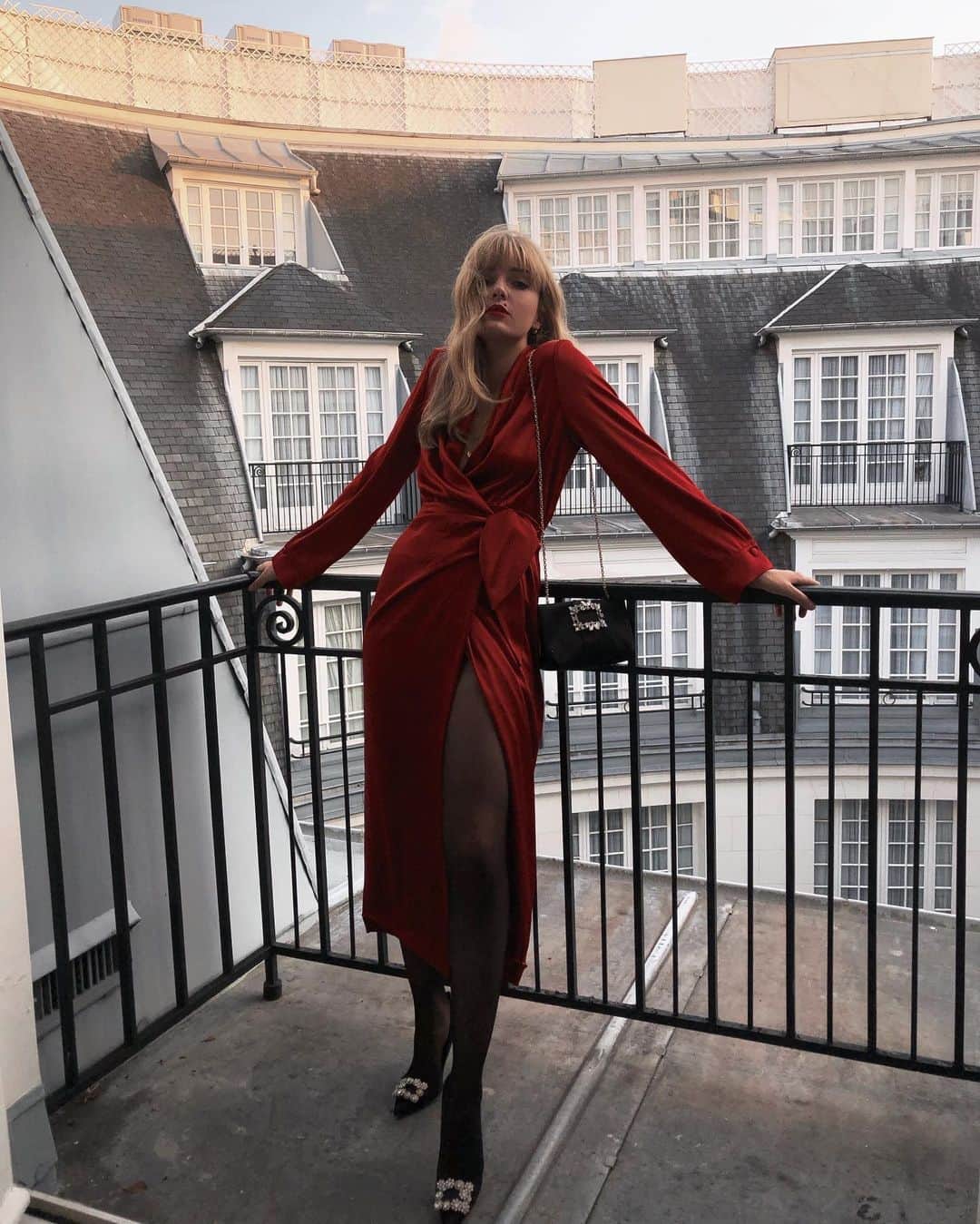 エレオノーラ・カリシのインスタグラム：「Adding a touch of red to this #2020 that brings me luck. Happy New Year 🌹💫」
