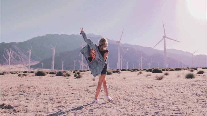 Kalyn Nicholsonのインスタグラム：「GRATEFUL AF ✨ for everyone and everything that laced my life together in 2019 —including you! I’m sure you’re tired of reading recaps so I’ll leave this one short and sweet. 2020, let’s dance🦋」