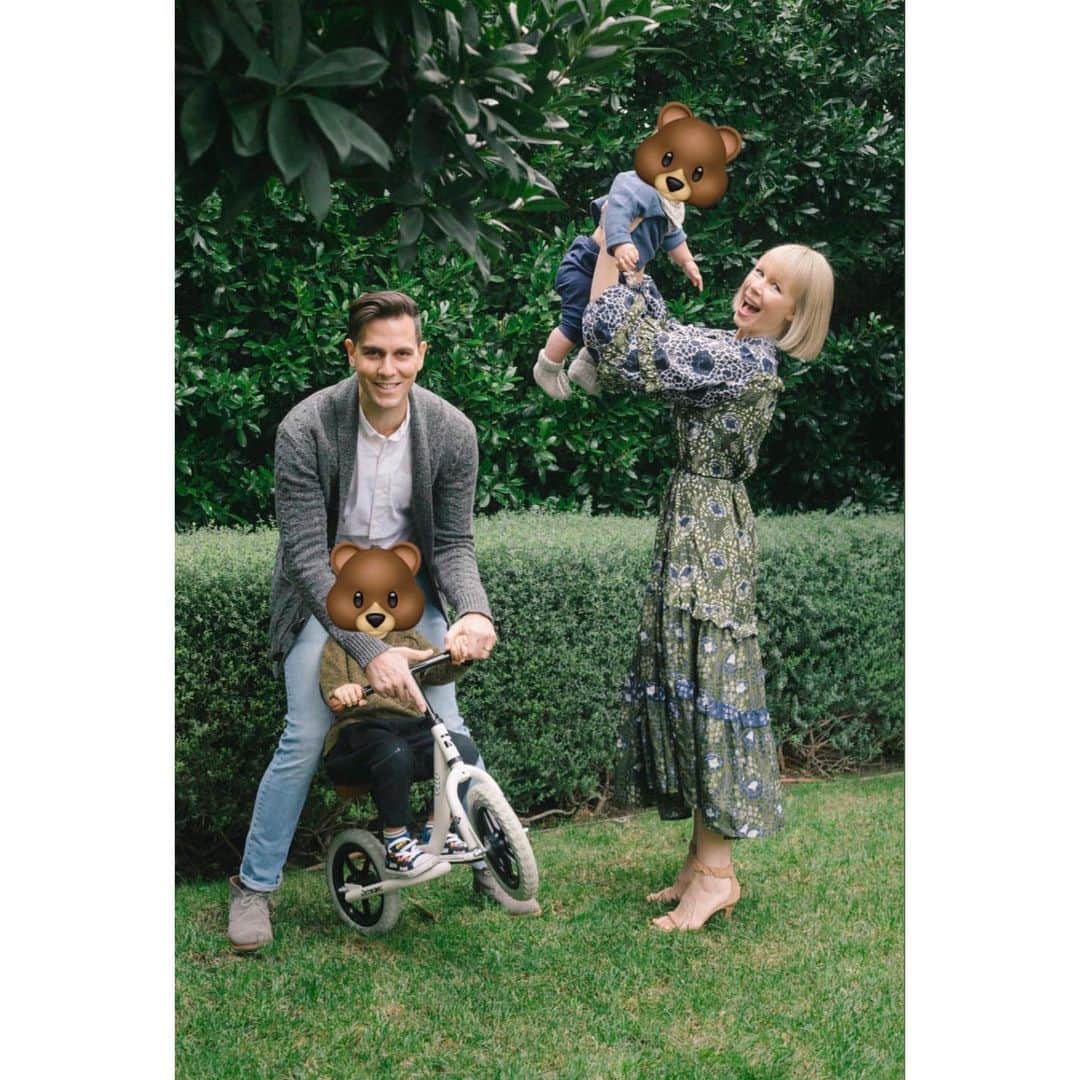 エリン フェザーストンのインスタグラム：「Happy New Years from our family to yours! Wishing you all the very best in 2020 and beyond!」