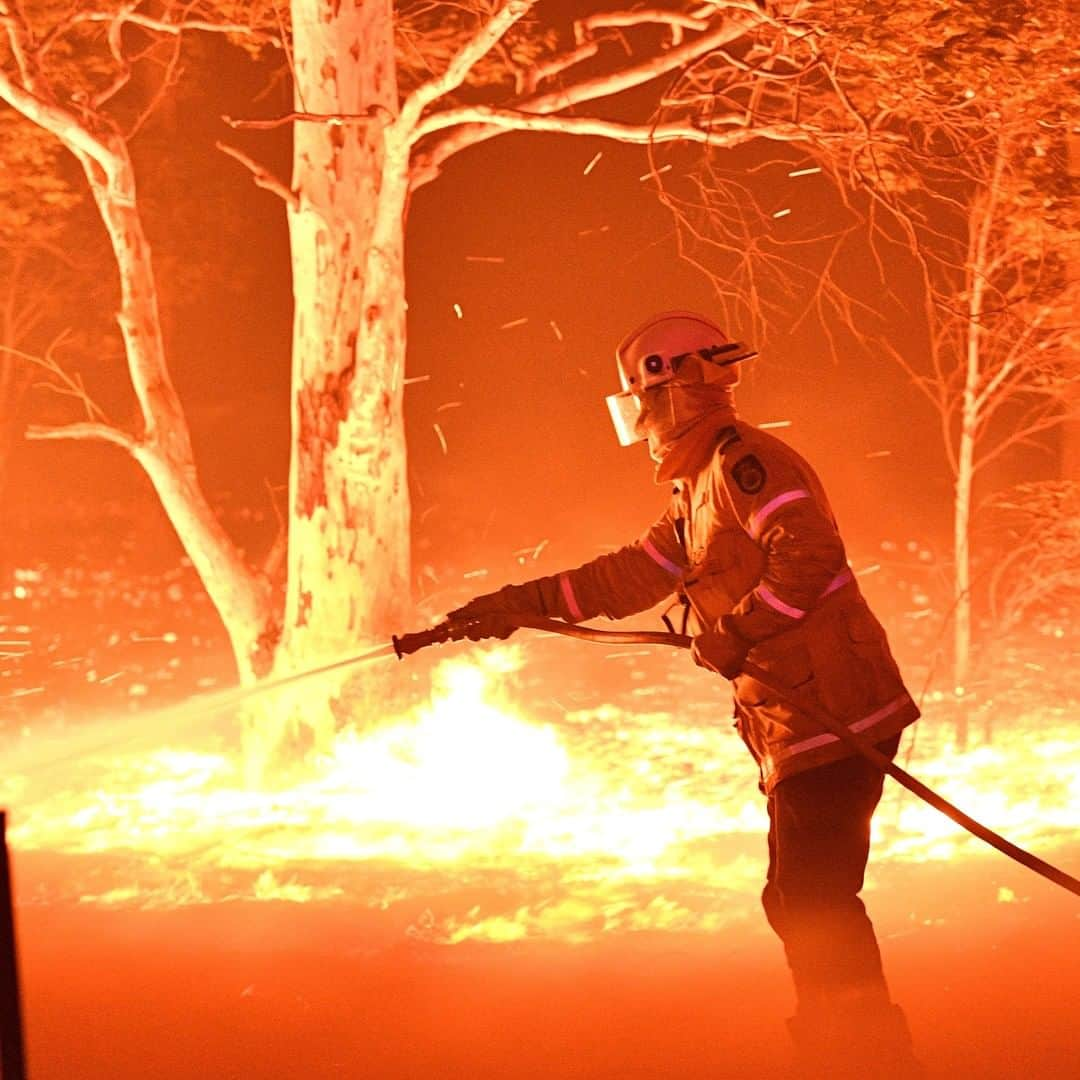 CNNさんのインスタグラム写真 - (CNNInstagram)「Follow ➡️@cnnclimate ➡️Australians are facing a terrifying start to the new year, as bushfires ripped through popular tourist spots on the country’s southeast coast, forcing thousands to take refuge on nearby beaches, and killing at least seven people since Tuesday. The Rural Fire Service has urged all visitors to evacuate the “Tourist Leave Zone,” which covers swaths of New South Wales, before Saturday when temperatures will reach 104 degrees Fahrenheit. NSW has been hardest hit among the states in Australia — fires have burned more than 3.6 million hectares of land statewide since July. Australia is experiencing one of its worst droughts in decades, and experts say climate change has worsened the scope and impact of natural disasters like fires and floods. (📸: PETER PARKS/AFP via Getty Images,  SAEED KHAN/AFP via Getty Images)」1月2日 5時01分 - cnn