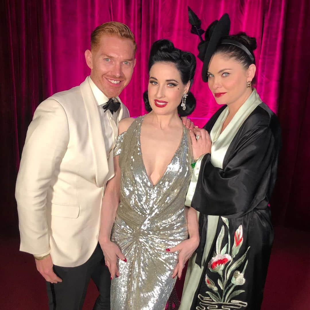 ジョディ・リン・オキーフのインスタグラム：「Happy New Year!!! My unbelievably talented force to be reckoned with friend @ditavonteese brought down the house again!!! #newyearseve  #orpheumtheatre」