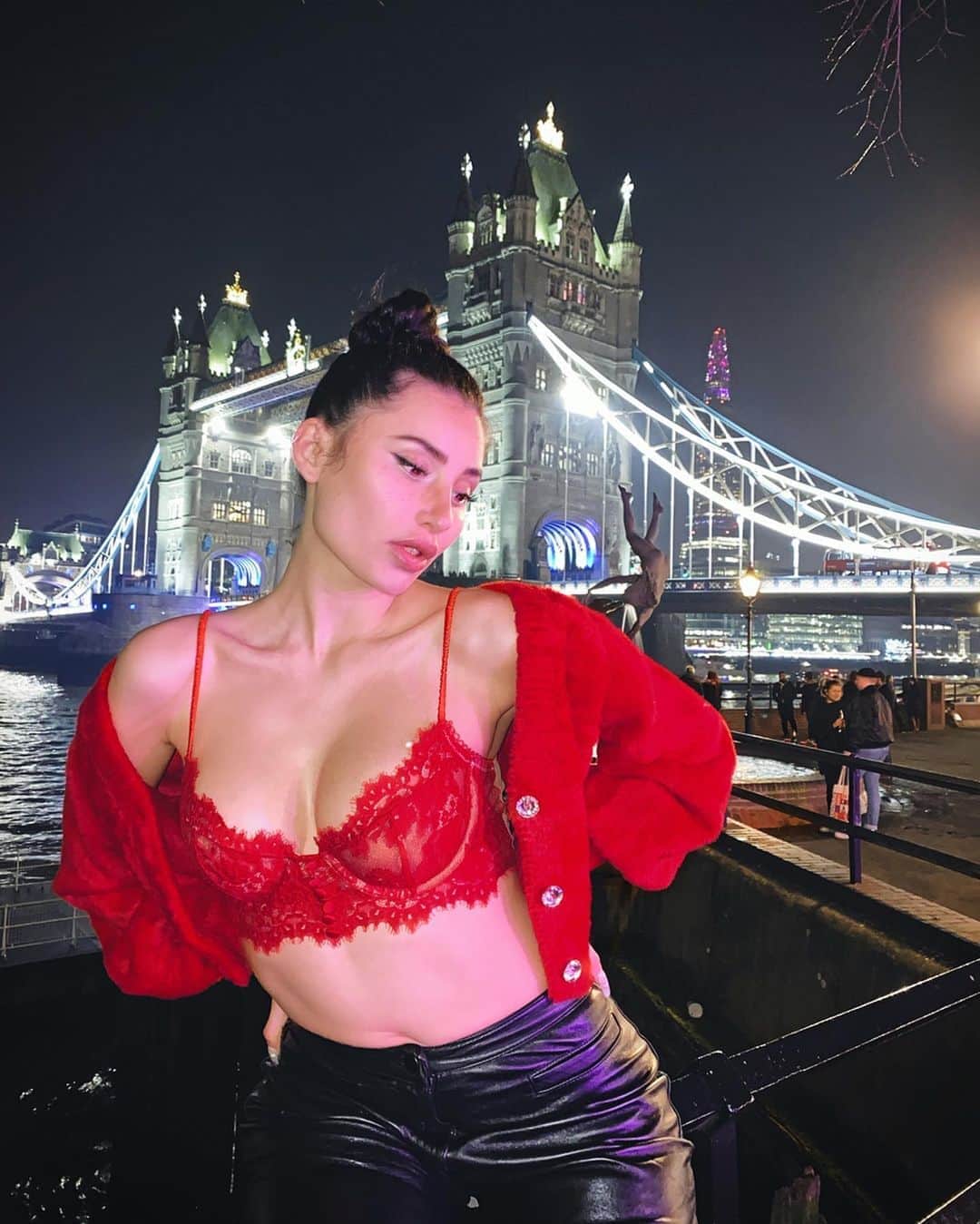 Greta Menchiのインスタグラム：「Fa freddo, non ci importa. Siamo felici. Buon anno xoxo」