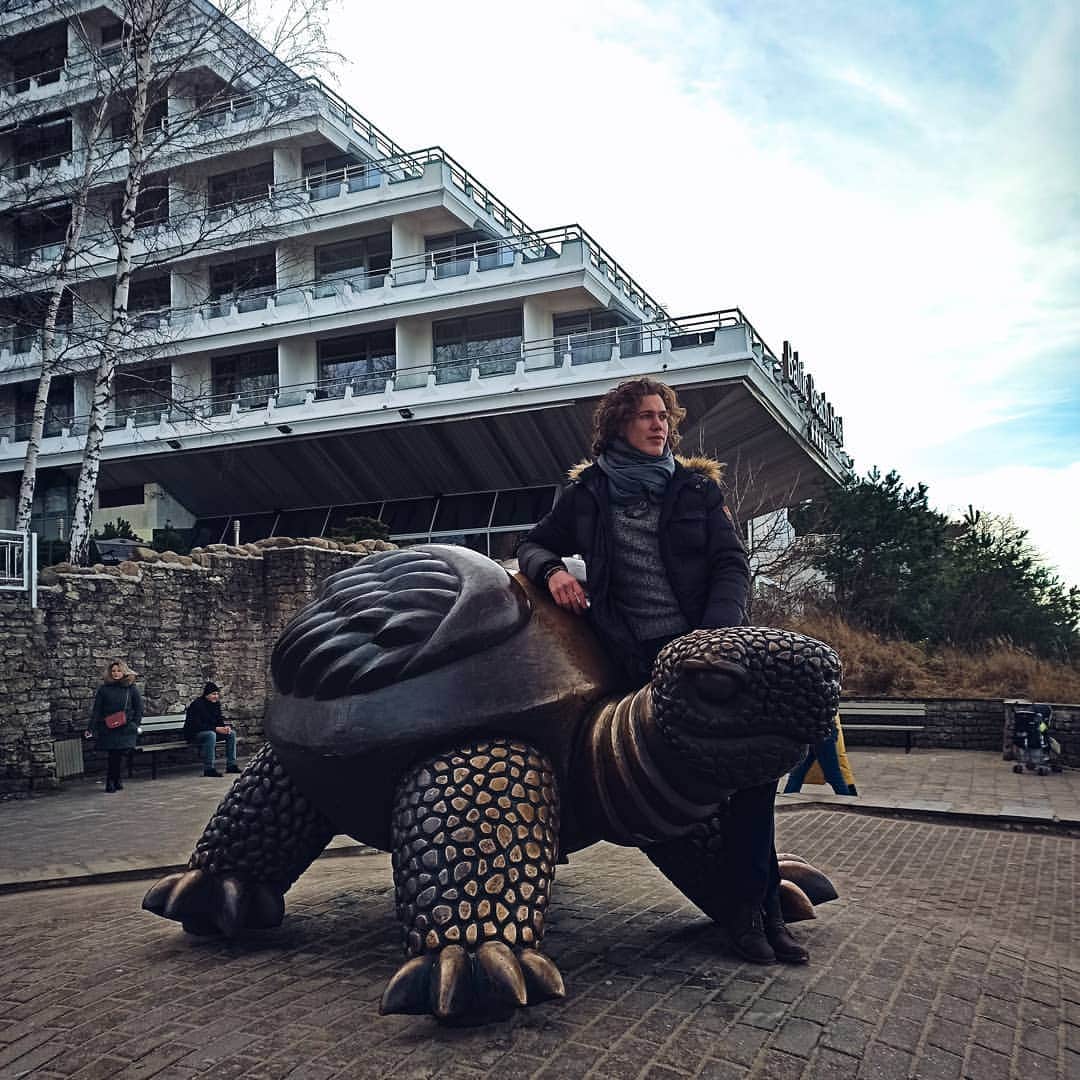 パヴェル・ドローストのインスタグラム：「Внимание❗ Историческая встреча! 🐢😁 Спустя 7 лет, снова встретились с давней приятельницей 🎊 Как, в далеком 2013,на первом ЮГП познакомились, так и стояла, ждала... 😁🐢🚶🏼 . . .  #latvia #jurmala #travel #memories #jgp2013 #recuerdos #lavitaebella」
