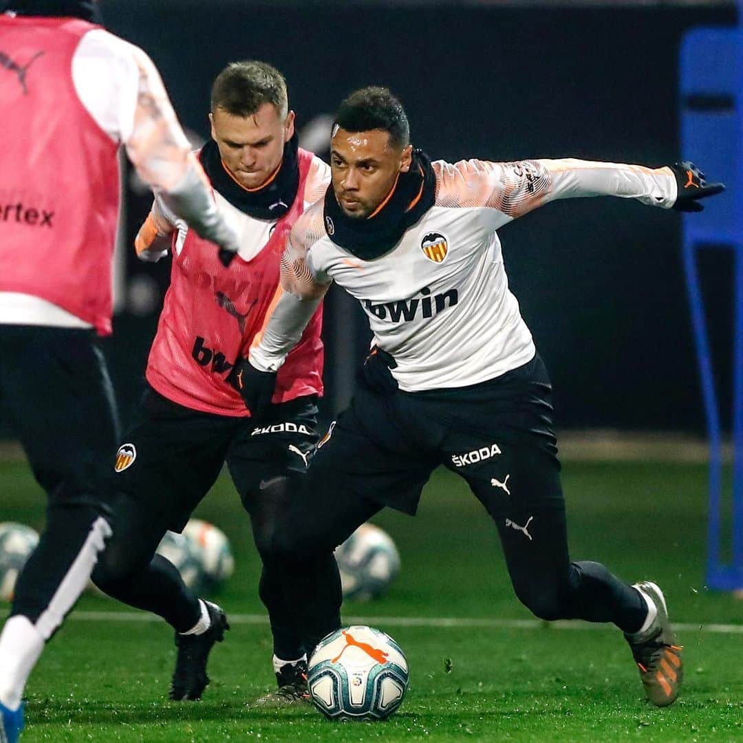 バレンシアCFさんのインスタグラム写真 - (バレンシアCFInstagram)「Starting the new year off strong 💪 . El @valenciacf estrena el 2⃣0⃣2⃣0⃣ trabajando ⚽ . 🦇 Primera sesión de entrenamiento de un año nuevo lleno de retos apasionantes 🤩 . #AmuntValencia 🖤 #ValenciaCF」1月2日 5時17分 - valenciacf