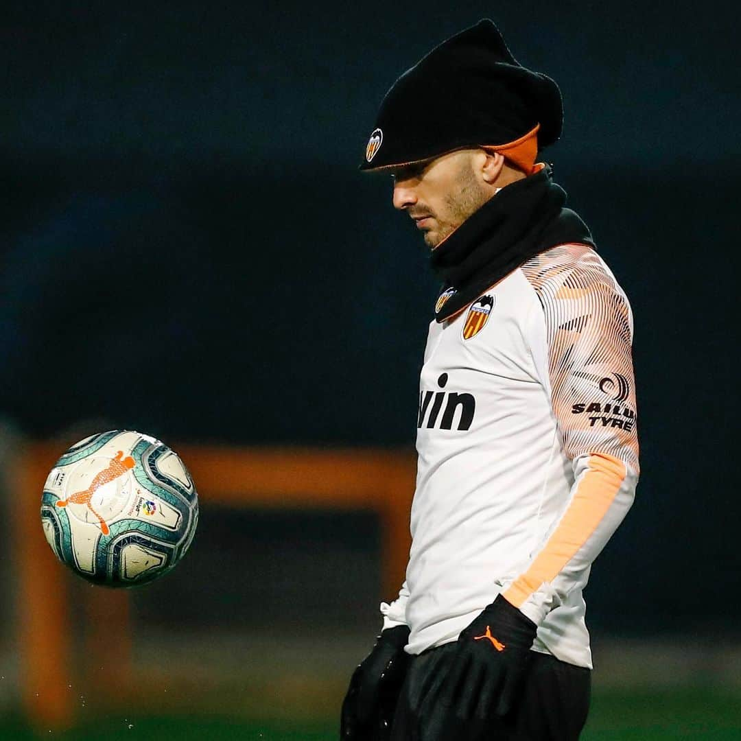 バレンシアCFさんのインスタグラム写真 - (バレンシアCFInstagram)「Starting the new year off strong 💪 . El @valenciacf estrena el 2⃣0⃣2⃣0⃣ trabajando ⚽ . 🦇 Primera sesión de entrenamiento de un año nuevo lleno de retos apasionantes 🤩 . #AmuntValencia 🖤 #ValenciaCF」1月2日 5時17分 - valenciacf