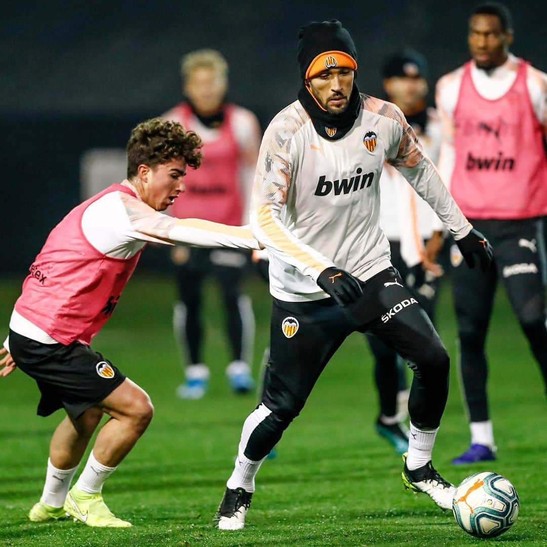 バレンシアCFさんのインスタグラム写真 - (バレンシアCFInstagram)「Starting the new year off strong 💪 . El @valenciacf estrena el 2⃣0⃣2⃣0⃣ trabajando ⚽ . 🦇 Primera sesión de entrenamiento de un año nuevo lleno de retos apasionantes 🤩 . #AmuntValencia 🖤 #ValenciaCF」1月2日 5時17分 - valenciacf