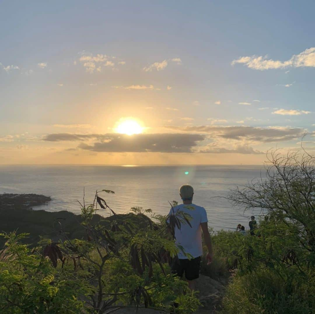 堤俊輔さんのインスタグラム写真 - (堤俊輔Instagram)「2020年もよろしくお願いしまーす🌅  どんな事があっても前に進んでいこう🤙🏾 #ツツスタグラム #堤俊輔 #初日の出 #2020 #前に進んでいこう #hawaii」1月2日 5時46分 - shunsuketsutsumi.19