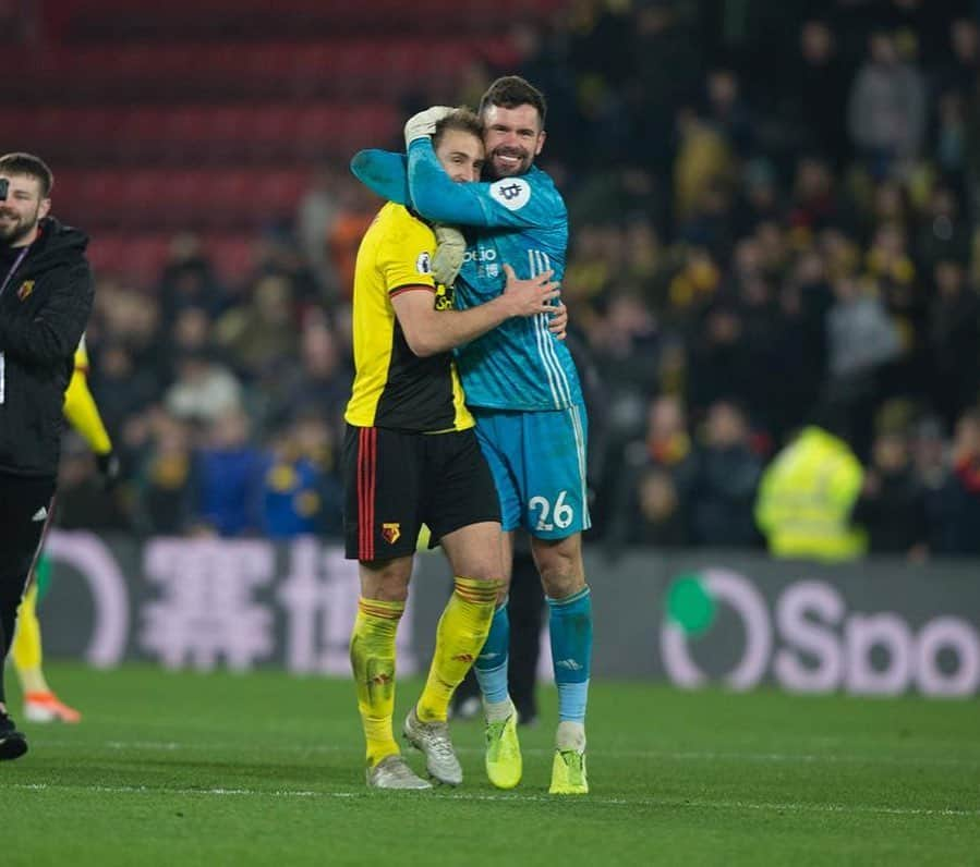 ベン・フォスターさんのインスタグラム写真 - (ベン・フォスターInstagram)「Another hard earned win! What an atmosphere!!! I think me and Daws enjoyed that one!!!! 👀 🐝⚽️🔵⚪️ @WatfordFC」1月2日 5時49分 - benfosters