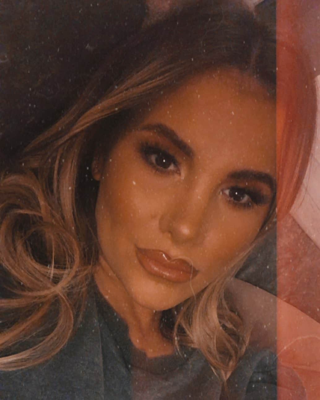 ジョージア・コウソウロウのインスタグラム：「Filter selfies on nye 📸🤪 Wish you all health, happiness & love ❤️」