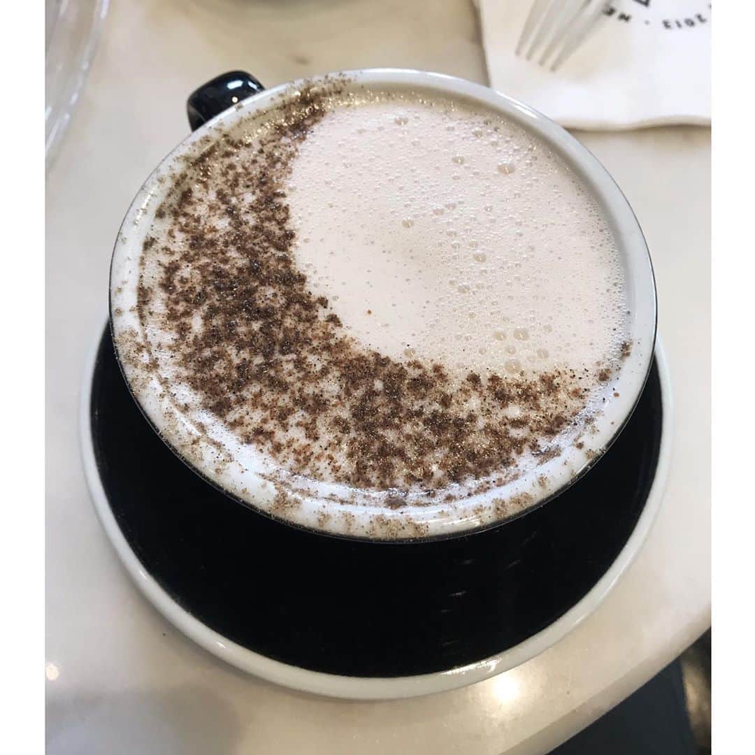 オータム・リーザーのインスタグラム：「The first cup of 2020!!! Happy New Year, everyone:) ☕️ 🌙✨」