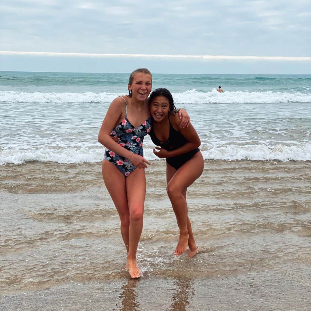 Lilliana Bowreyさんのインスタグラム写真 - (Lilliana BowreyInstagram)「Spent the first day of 2020 in 8 degree water and bikinis... ❄️🐒 @teganblackford」1月2日 6時31分 - lillianabowrey