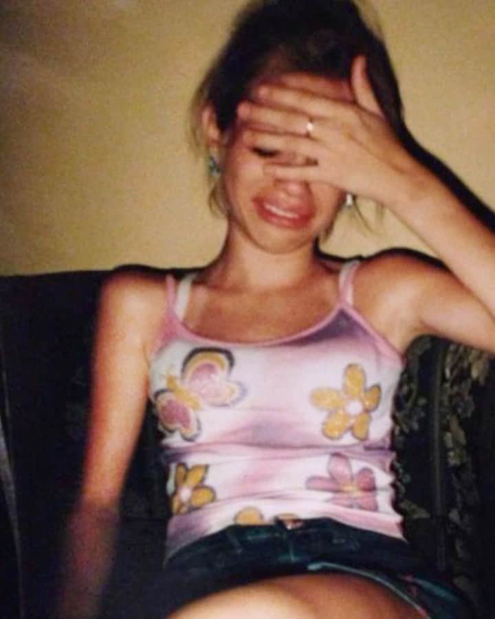 Michelle Lewinのインスタグラム：「I'm only human... -THIS has been my weight journey. I've been on both sides🙋🏼‍♀️ 1️⃣Skinny as a child. 2️⃣Anorexic built as a teenager (87 lbs/39 kg) I did NOT have anorexia, the lack of food was for other reasons: see the documentary on YooToobe if you wanna know why, or read my book💁🏼‍♀️ 3️⃣2009 (April): Much better, but still very skinny. Here on my second date with @jimmy_lewin. He wasn’t even my boyfriend here. 4️⃣2009 (July): No limits on pizza and pasta in beautiful Sardinia, Italy. I gained an impressing 23 lbs in 3 months. This is THE picture than made me say to myself: I can't go on like this. Not bad though, but but I didn’t like how I had transformed. And my mother didn’t recognize me at the airport... 5️⃣2010: Back to a comfortable weight when we got married in April. However, I was training legs 3 days per week. You cannot see it here, but my legs got MASSIVE! 6️⃣Loved training legs, and the symmetry wasn't priority. I didn't see what everyone else saw. I wanted more legs! More! Sometimes in this period I could be depressed, because I felt my legs were too small. The human brain is quite a mystery. 7️⃣2016-2020: Lost some muscle due to a knee injury, combined with diagnosed arthritis which I am still recovering from. But it goes well. Thank you all for your patience this year❤️The pain has been unbearable. But I'm back, here to help YOU reach YOUR goals. THAT’s my mission. That’s my duty. 💪🏻 Thank you for reading all the way to here, I love you all and thank YOU so much for motivating me as you maybe without having any idea about it. I am so blessed. 🙏🏻 I have NO interest in making 2020 MY year. Let’s make it OUR year. 👊🏻 -Are you with me?🥰」