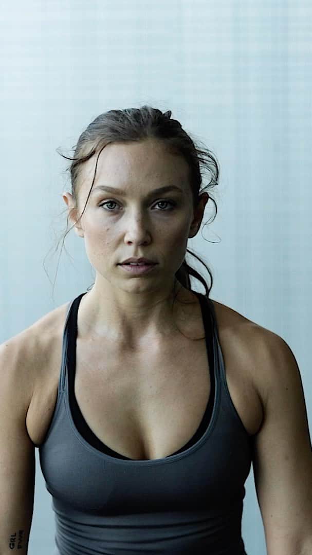 Nicole Mejiaのインスタグラム：「We’re starting off 2020 right! 28 days of movement, plant-based nutrition, and personal growth. Join our community of women on a path of self love and acceptance. @lulyapp 💛  Video by @stenfilms 🎥」