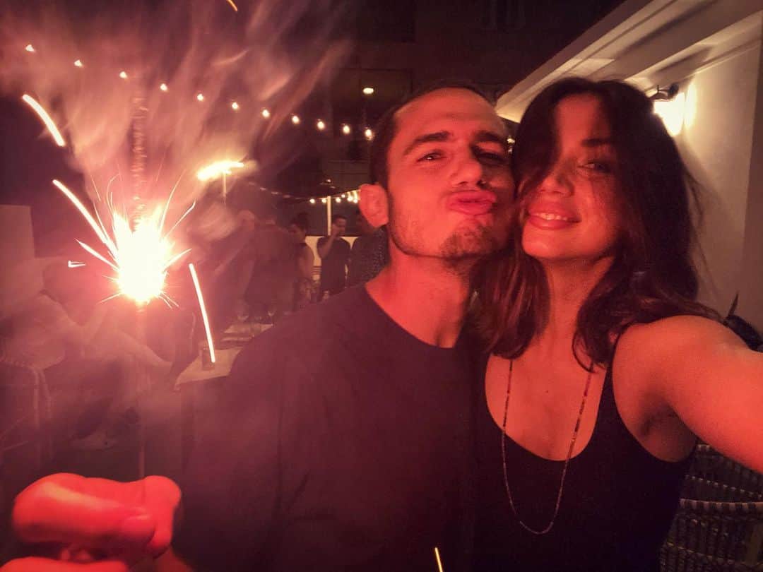 アナ・デ・アルマスのインスタグラム：「🎊 2020, HAPPY NEW YEAR!!! 🎊」