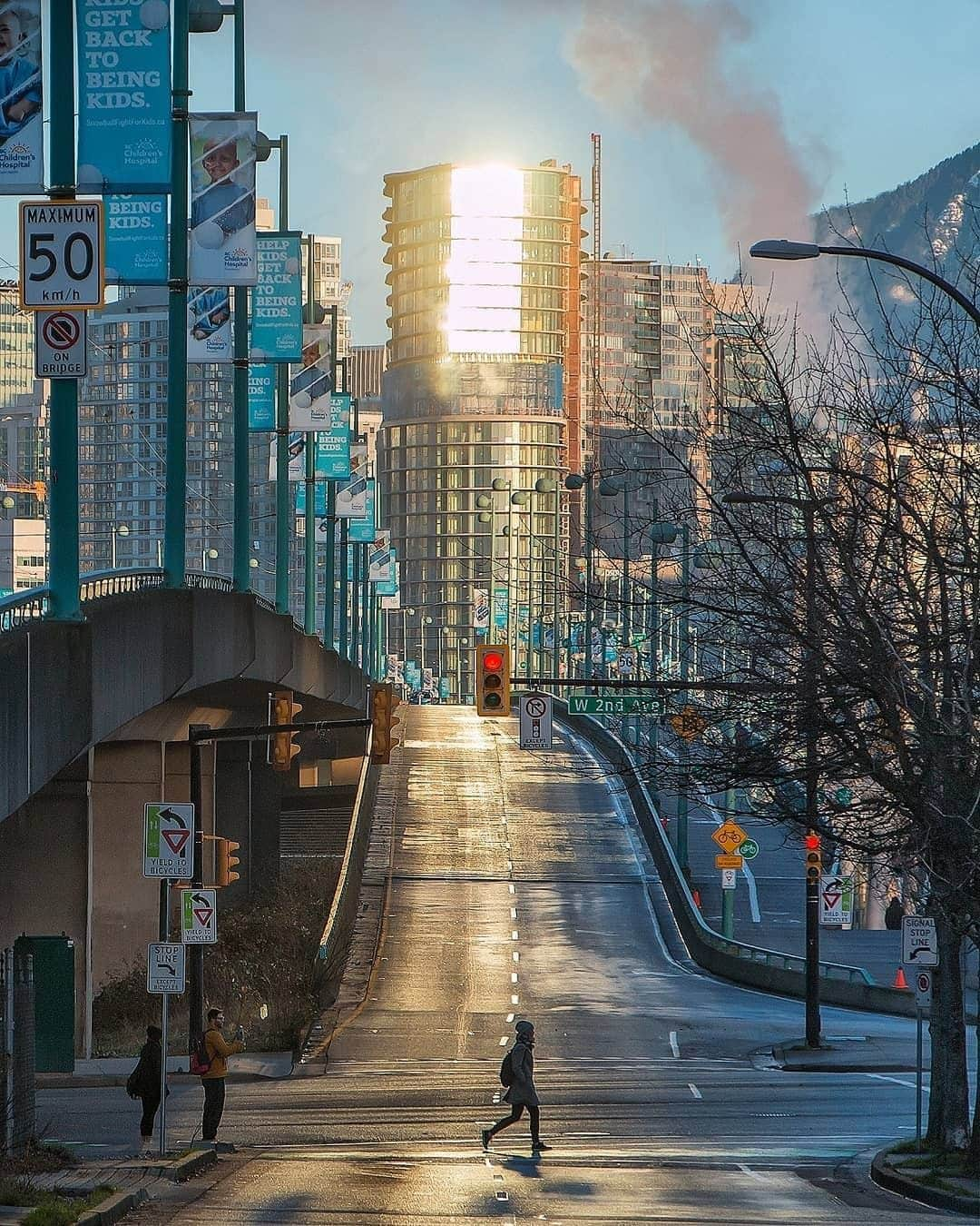 バンクーバー観光局- Tourism Vancouverさんのインスタグラム写真 - (バンクーバー観光局- Tourism VancouverInstagram)「明けましておめでとうございます。2020年、皆さんはバンクーバーのどこに訪れてみたいですか？ぜひコメントで教えてくださいね。⁠ 📷 : @seaside_signs(Instagram)⁠ .⁠ .⁠ .⁠ #カナダ #バンクーバー #Vancouver #旅 #旅行 #女子旅 #旅好き #一人旅 #海外旅行 #トラベル #旅女子 #旅行好きな人と繋がりたい #旅好きな人と繋がりたい #旅行好き #旅行大好き #旅行行きたい #旅に出たい #海外 #旅の記録 #旅の思い出 #旅行記 #旅したくなるフォト #マイトリップ #マイトリ #retrip_global #風景 #世界一周 #ダレカニミセタイケシキ #謹賀新年 #今年もよろしくお願いします」1月2日 7時00分 - vancouvertabi