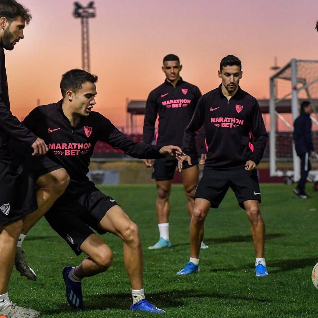 セビージャFCさんのインスタグラム写真 - (セビージャFCInstagram)「#2020 Day 1 ✔️ #laliga #sevillafc #wearesevilla」1月2日 7時02分 - sevillafc