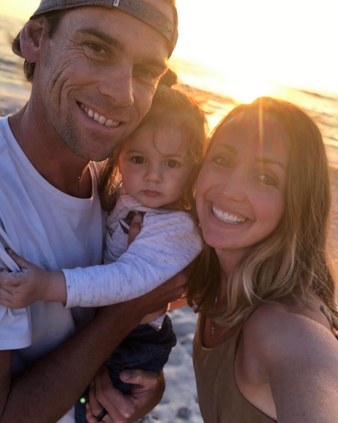 クリスティン・ヒルデブランドのインスタグラム：「2018 almost broke me, but in 2019 I was brave. . . 2019 was the year I got a job that wasn’t being a pro volleyball player. 2019 was the year I managed to run a rapidly growing design business (at the risk of failing anytime) from my kitchen table all while raising a toddler. 2019 was the year I leveled up with myself and started seeing a therapist because I knew it would make me a better mom and a better wife. 2019 was the year I attended a yoga retreat based in trauma healing that cracked my heart open and allowed for true healing for the first time since my mom died in 2012. 2019 was the year I stopped letting fear control me and finally got tested for the breast cancer gene (test came back negative by the way🙏🏻). 2019 was the year I put in the very hard work alongside my husband to figure out what being teammates in a marriage actually means. . . This year I was brave, and because I was brave, I grew. And here are my biggest takeaways that I’m taking into 2020 because I am HERE to keep learning, and HERE to keep growing. . . Do shit that scares you. Invest in yourself. Meditate. Show up for the people you love, period. Feel (& honor) your fucking feelings. Travel. Exercise. Be vulnerable in love. Don’t be afraid to fail. GROW. . . Happy new year to you all, wishing us ALL a year full of growth and love. Xx」