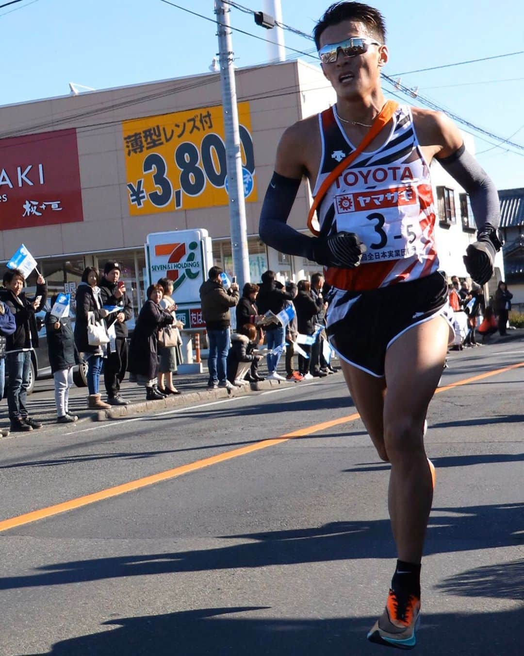 服部勇馬のインスタグラム：「ニューイヤー駅伝　2位　4時間48分36秒 沿道からの声援が本当に力になりました。 ありがとうございました！ チームが目指した優勝には届きませんでしたが、 この悔しさを持って、2020年スタートしたいと思います。  今日から2日間、実家からですが、母校東洋大学の総合優勝を願って全力で応援します！！ #ニューイヤー駅伝#箱根駅伝#2020年#TOYOTA #東洋大学」