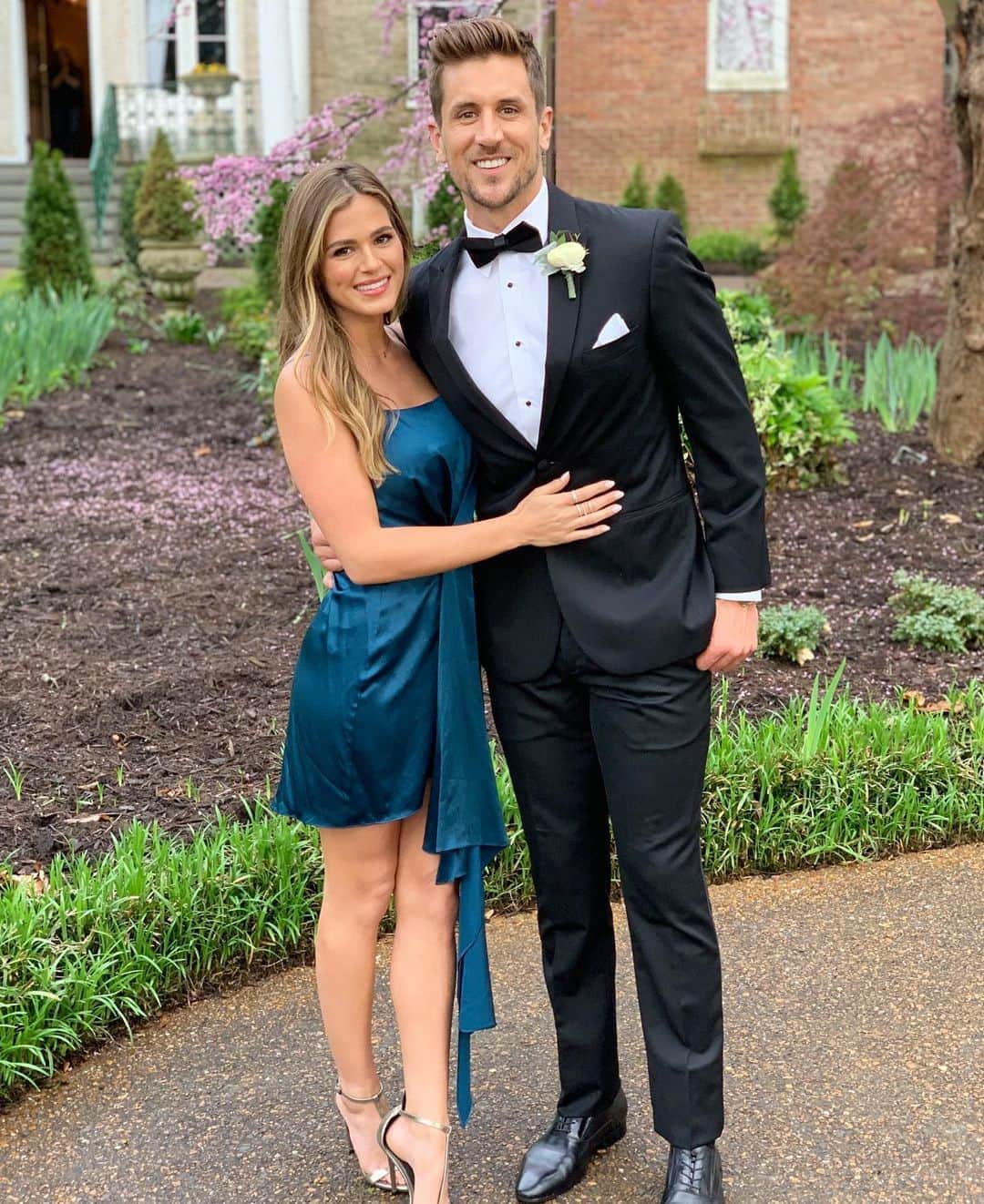 ジョーダン・ロジャースのインスタグラム：「2019: Tux & Joelle in a Blue (ish) Dress 2020: Tux & Joelle in a WHITE DRESS!! T-Minus 6 months (ish) & counting!! LFG 💪🏽」