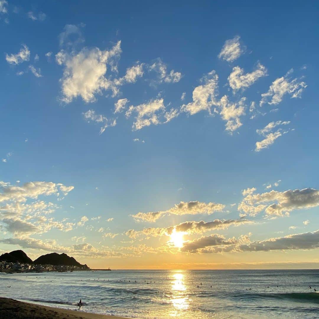 Isseki Nagaeさんのインスタグラム写真 - (Isseki NagaeInstagram)「The first surfing of the year 2020  #surfing #surfinglife #beach #beachlife #sunrise」1月2日 7時29分 - isseki_nagae