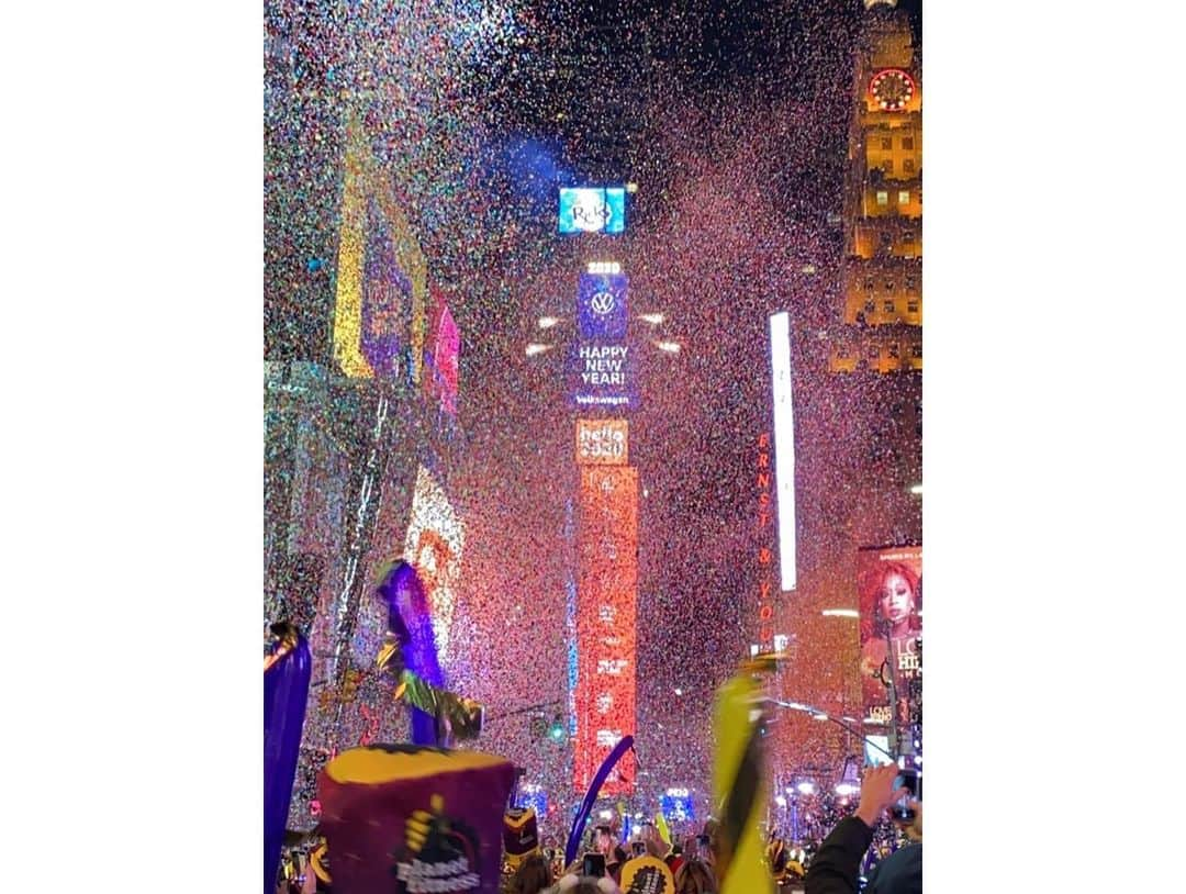 木月あかりさんのインスタグラム写真 - (木月あかりInstagram)「明けましておめでとうございます！⛩🎍 今年もよろしくお願い致します☺️ 2020年も全力で楽しみたいと思います！ タイムズスクエアで カウントダウンするのが夢で！ 叶えてきました🥳✨ . #2020年 #happynewyear  #timessquare」1月2日 18時20分 - akari_kizuki