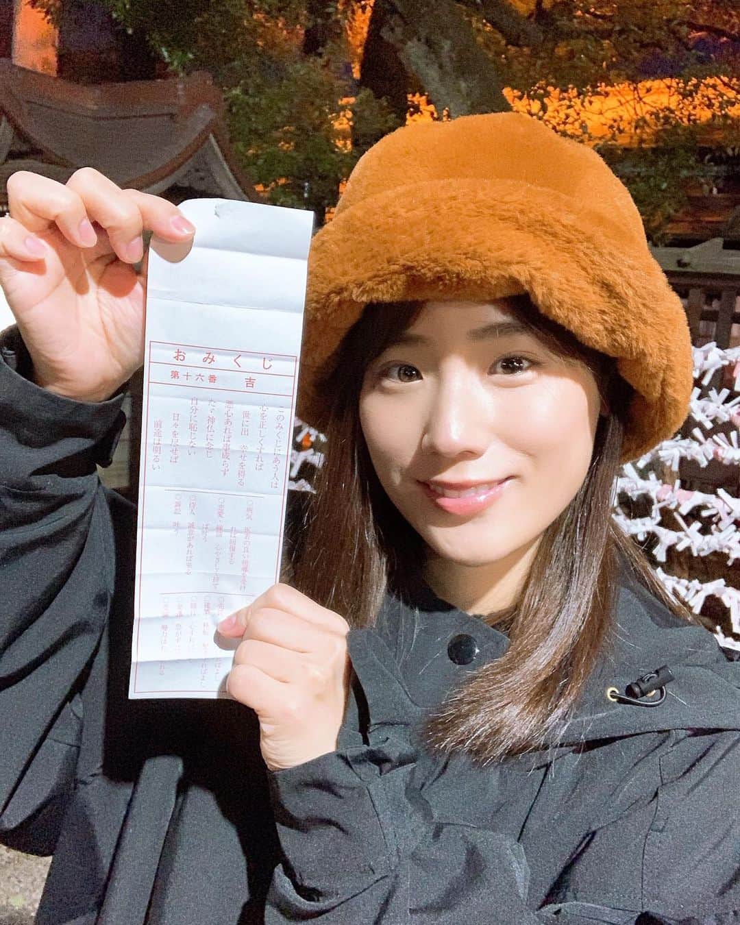 秋山ゆずきのインスタグラム：「. . 明けましておめでとうございます🗻 今年のおみくじは吉でした！ 初夢は、サイダーが飲みたい夢でした。 ちょっとショックです ママのお雑煮食べたり🦀食べたり みかん食べたり お正月をしっかり感じました❣️ 2020年もよろしくお願いします✨ . . #お正月」