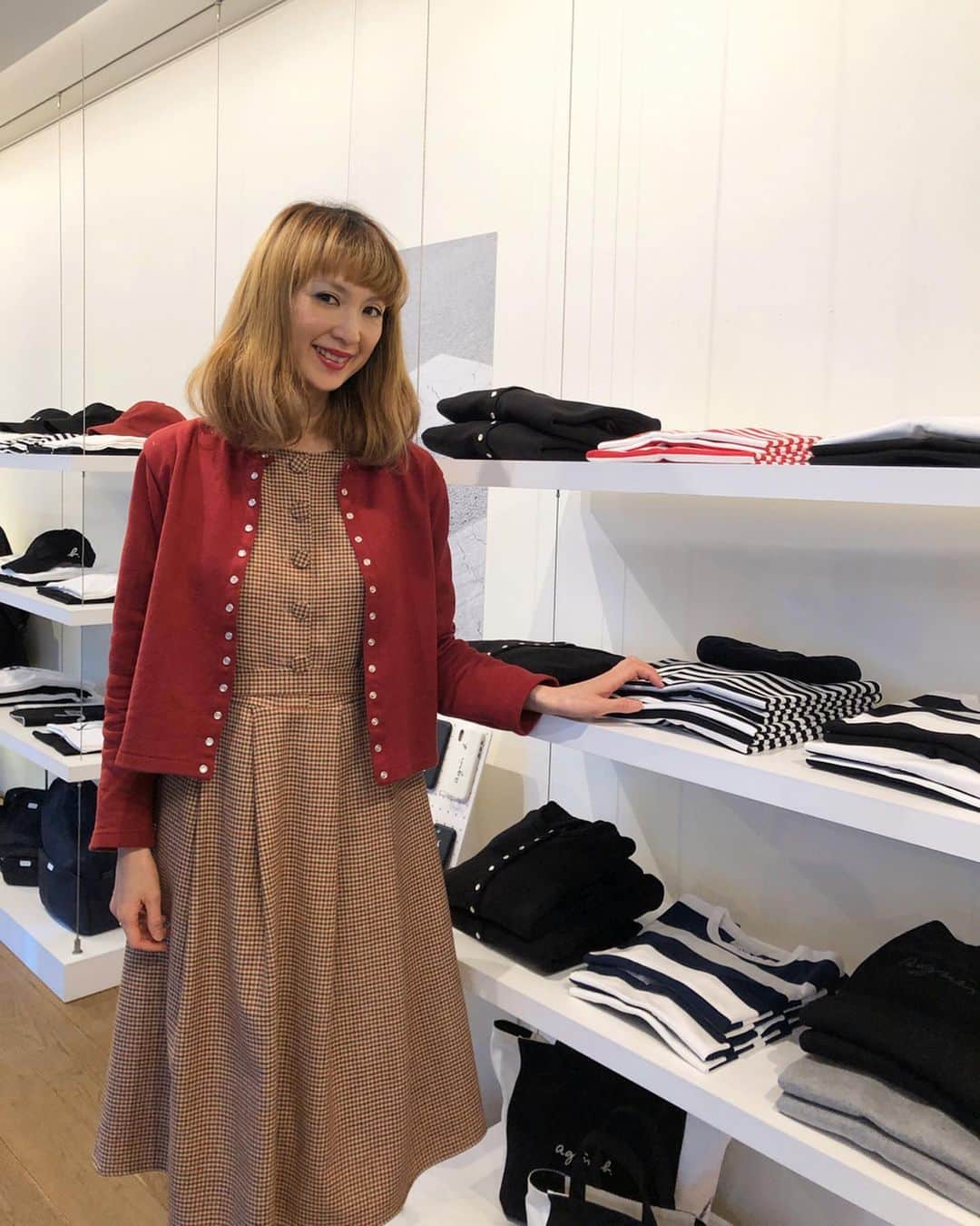 のインスタグラム：「2019年ラストのお買い物は #アニエスべー 青山店にて。 金ボタンがシックなVネックのプレッションや、白ストライプが可愛い羽織りカーディガンなど気になるアイテムを色々試着して、毎年一枚ずつ揃えているカシミアの #カーディガンプレッション を購入。今年は大本命の赤❣️(写真6枚目) 早速、お正月に着ました♪  #agnesb」