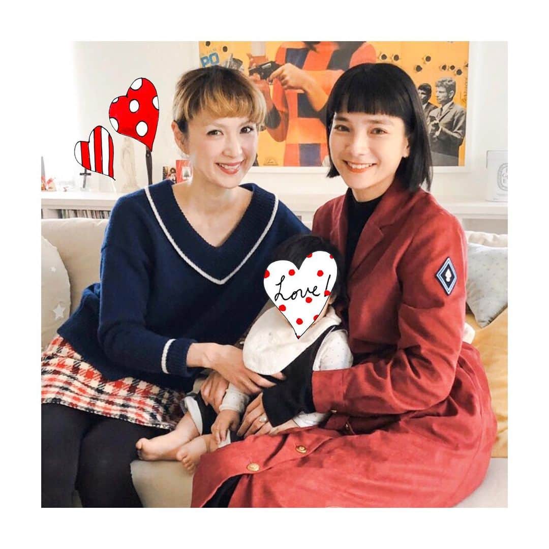 のインスタグラム：「2019年ラストに、バルセロナから大好きな米田有希ちゃんが会いに来てくれました❤️ 帰国のたび必ず会うAKIちゃん、私のbabyに会うのは2回目、とってもspecialな贈り物を手作りしてプレゼントしてくれて…大感激！！一生の宝物です✨ この日は @SforShoko の赤いガウンワンピースを着てくれたのも嬉しかったな。それにしても、いつ会ってもAKIちゃんは、可愛い楽しい優しい❣️」