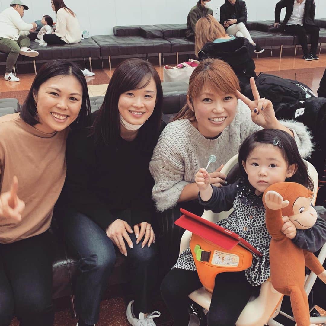 大菅小百合のインスタグラム：「北海道に帰る私と宮崎に合宿へ行く後輩たち‼️🏃‍♀️✨羽田で会えた💓 ・ ・ ・ #出発まで爆裂トークしたいけど #娘が走り回って落ちつかない #羽田空港 #辻麻希 #郷亜里砂 #遊びに来てくれてありがとう #スピードスケート #合宿頑張ってね」