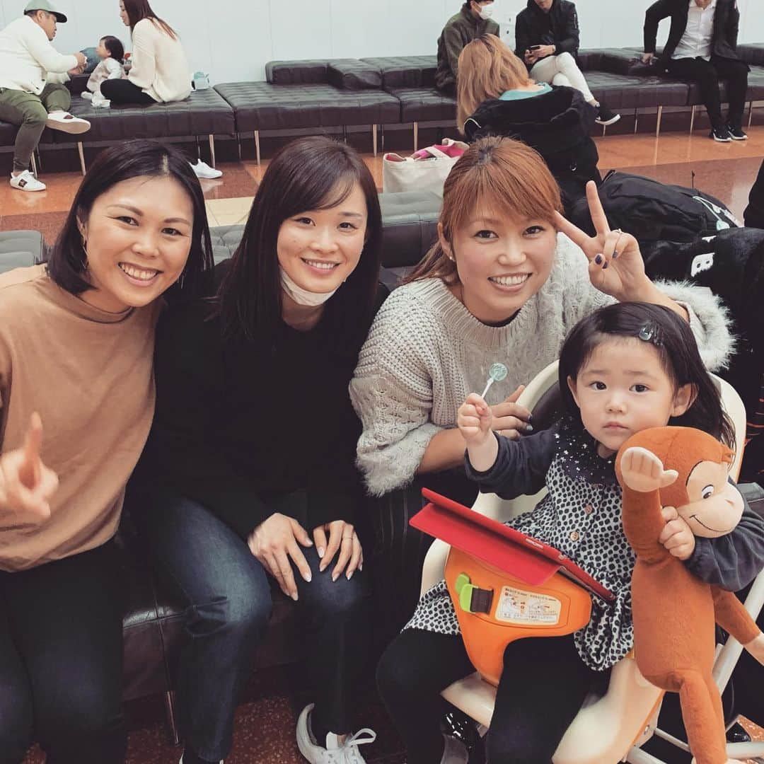 大菅小百合さんのインスタグラム写真 - (大菅小百合Instagram)「北海道に帰る私と宮崎に合宿へ行く後輩たち‼️🏃‍♀️✨羽田で会えた💓 ・ ・ ・ #出発まで爆裂トークしたいけど #娘が走り回って落ちつかない #羽田空港 #辻麻希 #郷亜里砂 #遊びに来てくれてありがとう #スピードスケート #合宿頑張ってね」1月2日 17時03分 - sayuriosuga1027