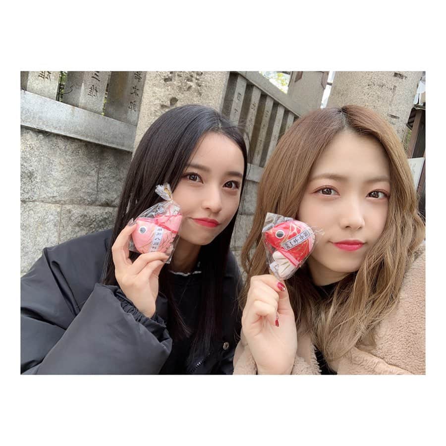森田彩花のインスタグラム：「梨奈ちゃんと初詣〜🎍🐭💓 ． 鯛みくじ引いた〜ぁ👱🏻‍♀️👩🏻❤️❤️ 難波来た時、 #難波八坂神社 いってみてね☺️ おみくじの結果は #パラパララジオ にて🤭😙 皆さんは、初詣行った〜ぁ💓💓？？ ． 2020年もょろたの〜ぉ🐭❤️ ． #難波 #難波八坂神社 #初詣 #鯛みくじ #コメよろ #いいねよろ」