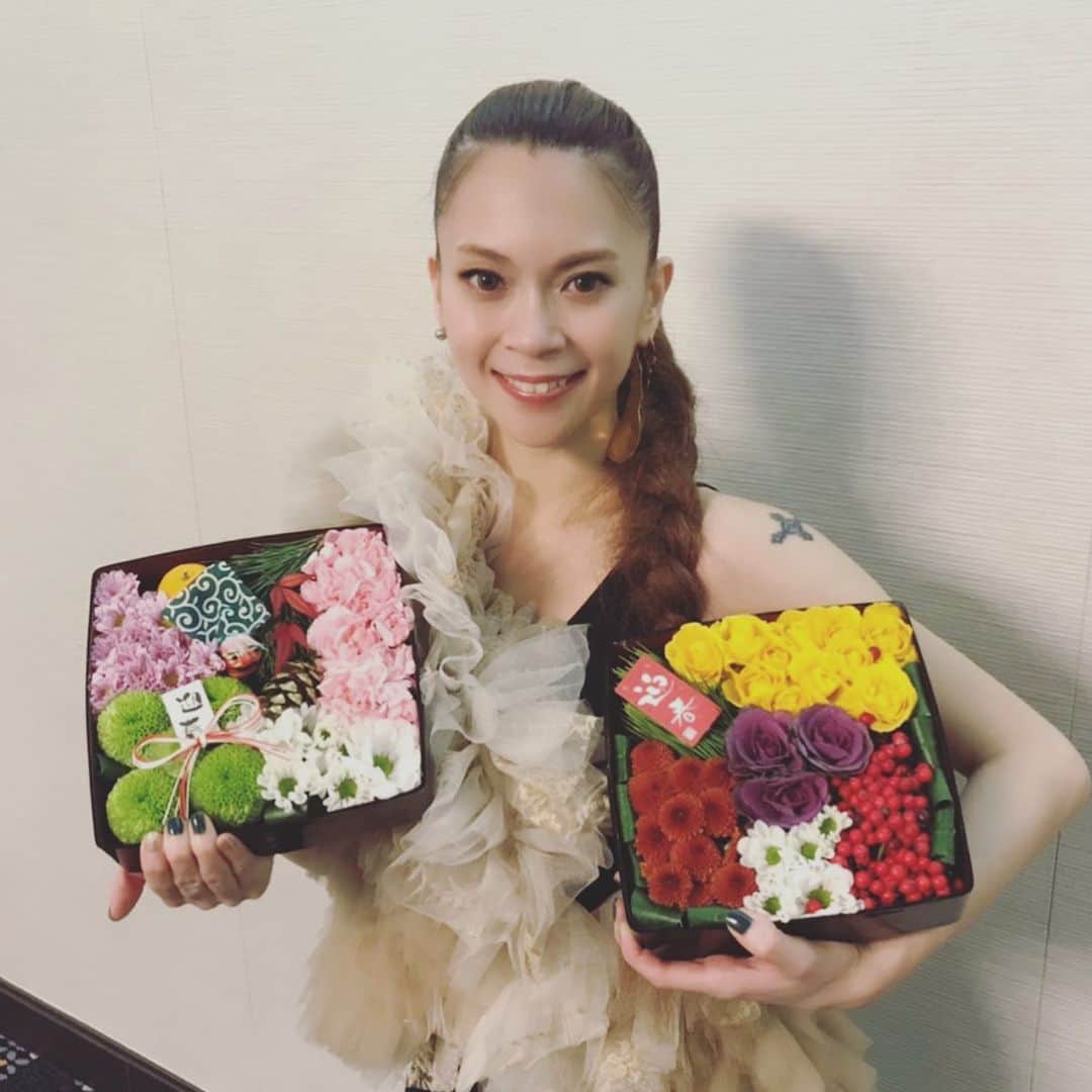 小柳ゆきのインスタグラム：「とって素敵なお花のおせち🤩！ @hanashigoto87 さんありがとうございます✨ . 衣装のボレロは、 @yutasetogawa さん✨ . . 皆様、良いお正月をお過ごしくださいね🙂」