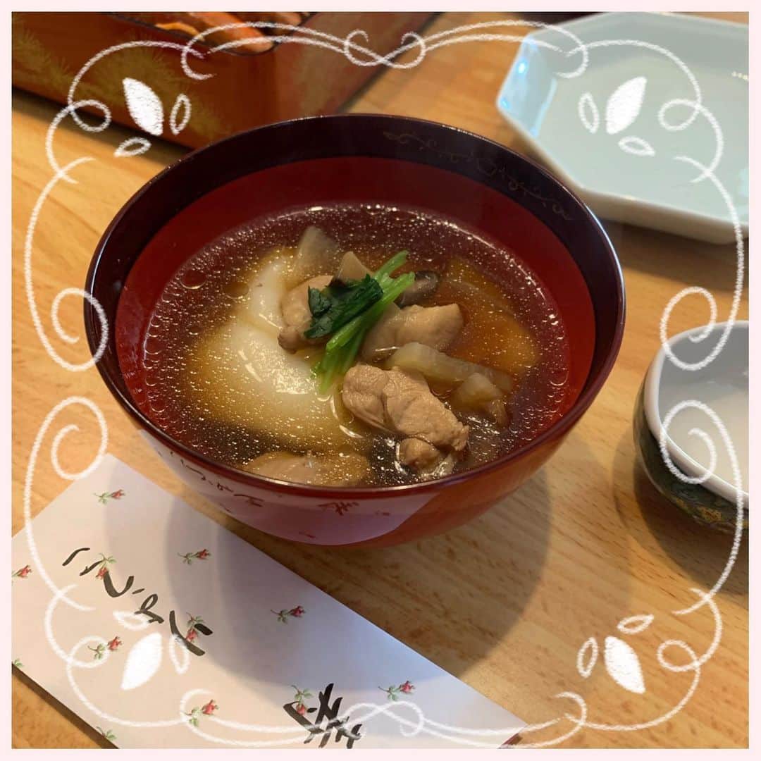 新谷良子さんのインスタグラム写真 - (新谷良子Instagram)「. 明けましておめでとうございます！. 今年もゆったりアップしていくので、こちらでもどうぞよろしくお願いします(๑･̑◡･̑๑). . . #新年のご挨拶 #そして恒例のお雑煮写真 #今年も美味しかった」1月2日 17時08分 - pinkbambi_ryoko