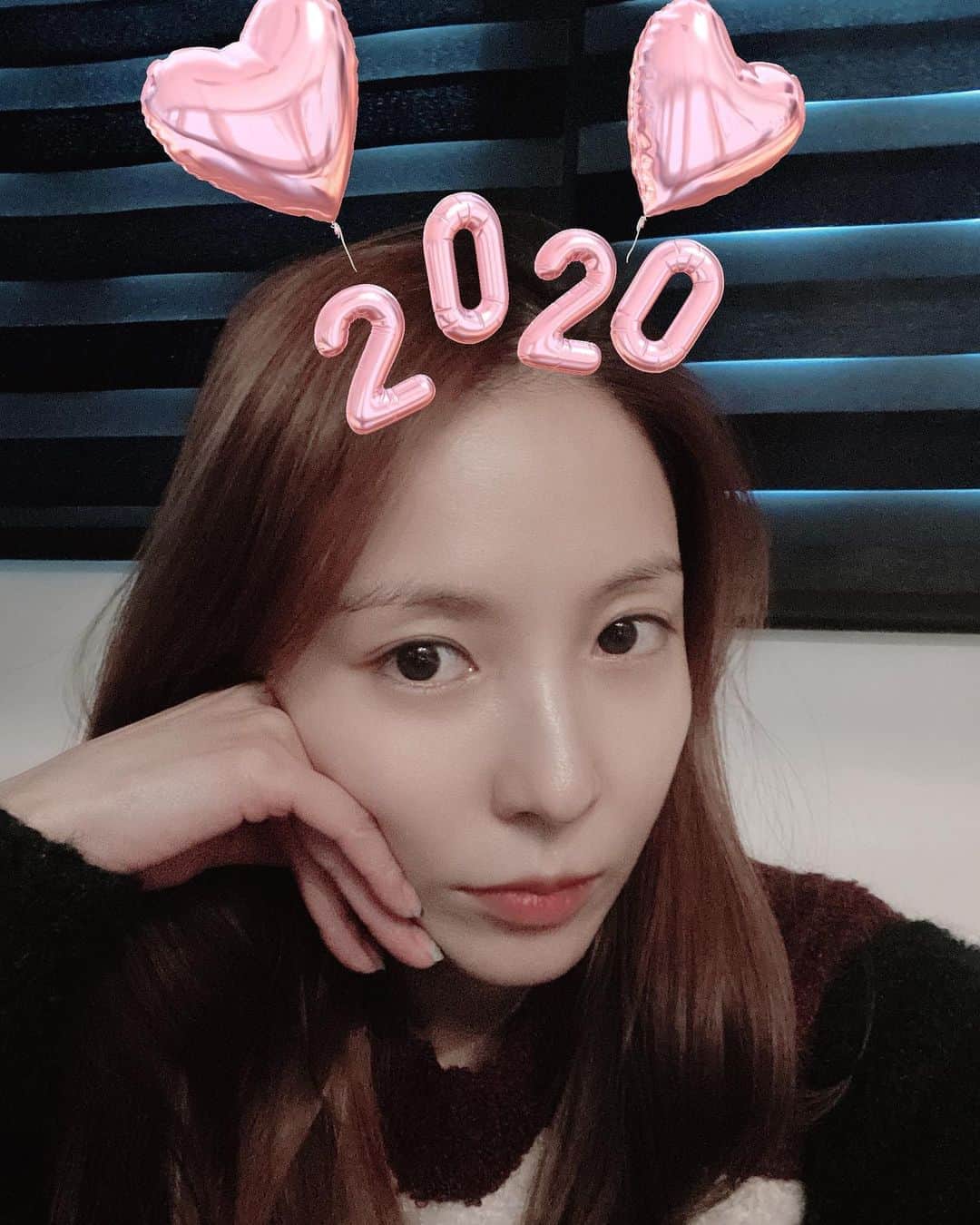 BoAのインスタグラム：「새해 복 마니 받어~~ 올해는 나도 쌩얼 인스타 탈출을 해볼게..☹️ 숫자가 동골동골하니 백점만점 2020년 되게 해주세여~~🙏」