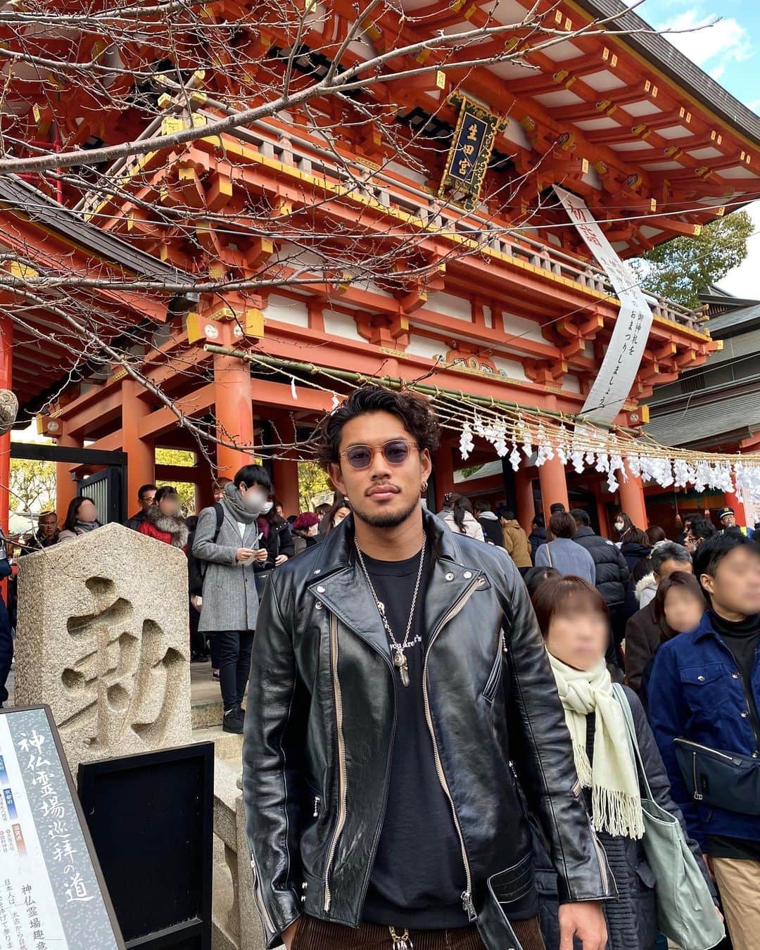 山中亮平のインスタグラム：「明けましておめでとうございます🎍⛩ 2020年も宜しくお願いします！ 今年は生田神社へ！ #2020年 #あけましておめでとうございます  #今年も宜しくお願いします #生田神社 #初詣」