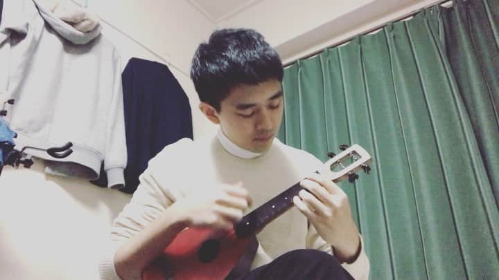 岡田竜（岡田桜井）のインスタグラム：「The High Lows-青春  #ウクレレ #ソロウクレレ #ukulele #ハイロウズ #青春 #あけましたね #今年もよろしくお願いします #2020年も壁の薄い部屋でウクレレ弾いていきます #隣の部屋の人すみません #magicfluke」