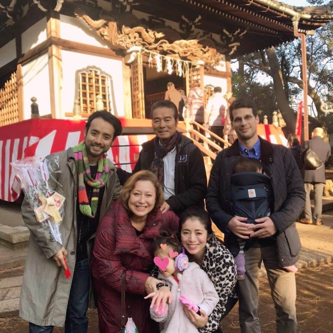キャシー中島さんのインスタグラム写真 - (キャシー中島Instagram)「* #初詣 にいってきました。 私たち家族が大好きな世田谷観音に来ました。 ハルコもちゃんと手を合わせて今年の健康と幸せを祈ってきました。  皆様にとっても今年がよい1年でありますように❣️」1月2日 17時13分 - official_kathynakajima