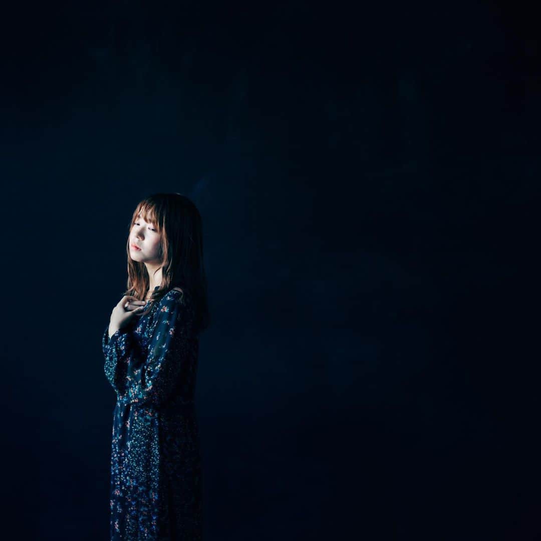 haraoのインスタグラム：「pray . インフルで減った体重が着実に戻りつつある... . . . #sonya7riii #sonyalpha #as_archive #indies_gram #hueart_life #GPW_members_only #ig_phos #indy_photolife #screen_archive #Rox_Captures #jp_mood #team_jp_ #IGersJP #RECO_ig #Lovers_Nippon_Portrait #art_of_japan_ #japan_daytime_view #daily_photo_jpn #bestjapanpics #tokyocameraclub #jp_portrait部 #透明 #エモい #ポートレート撮影 #光と影 #スクリーンに恋して #写真が好きな人と繋がりたい #被写体募集」