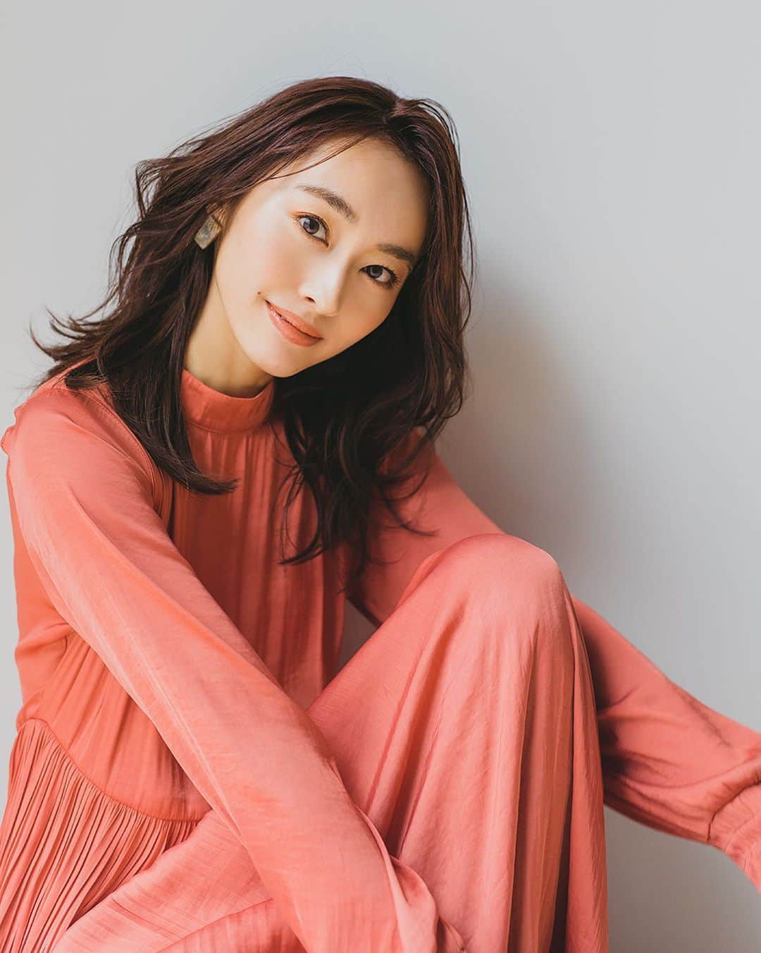 小祝麻里亜のインスタグラム：「明けましておめでとうございます🎍  本年も何卒宜しくお願いします❗️みなさまにとって健康でご多幸に溢れた年となりますように😊🙏 いよいよ2020年代に突入👍素敵な2020年にしましょうね💕💕 名古屋では法事もあったため、30日から元日まで、慌ただしい年末年始でした✨食べて寝る時間以外は、キッチンにずっといた気がします笑　家族親族の女性陣で和気藹々と朝から晩まで動き回ってましたが、今から そんな旦那家族の皆様とゆっくりしに行ってきます✈️☺️🏝 お正月、暖かく過ごされてくださいね！ ． ． 📸　@petitbebepencil 💄　@y.tomo_mi ＿＿＿＿＿ #2020 #happynewyear #お正月 #令和二年　#明けましておめでとう #ご挨拶 #新年 #새해」