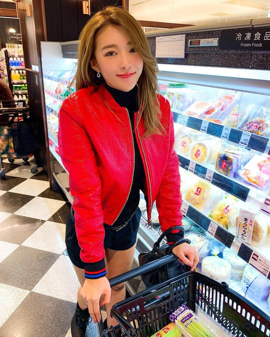 濱野りれさんのインスタグラム写真 - (濱野りれInstagram)「Hey guys👋💗 I spend the whole time in my house like real holiday👩‍❤️‍💋‍👩 Before that, I went to the super market 'Meijiya' for getting vunch of New Year meals like 'omochi' 'salmon roe' 'snacks''fruit'... What meal is a must for your new year?? -— はろー❤︎ お正月満喫してる🎍？？ りれは明治屋で買い込んだご飯でお腹いっぱい幸せいっぱいのお正月を過ごしてるよ🐭💗 お餅が止まらなくて困っちゃう🥺✨ みんなはどんなお正月過ごしてるのかな？🐭🎍🎉 -— #MEIJIYA #明治屋 #newyearholiday #holidaylook #holidayphotos #japanholiday #holidayoutfits #versace #jacket #jacketstyle #hotpants #shortpants #ysl #saintlaurent #groceryshopping #mydayoff #dayoffbelike  #ヴェルサーチ#ジャケットコーデ#ジャケットスタイル#サンローラン」1月2日 17時50分 - riregram