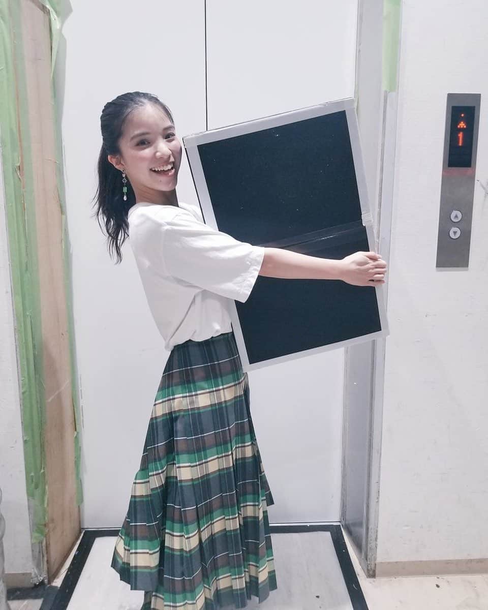 仮谷せいらのインスタグラム：「あけましておめでとうございます🎍💕 食っちゃ寝お正月を過ごしてます… 今年も沢山よろしくお願いします！！ 1人でも多くの人にLiveに来てもらったり 音楽に触れてもらえるよう 頑張ります！！！！💪 写メのハコは、 銀座PLUS TOKYOでのLiveの時に 用意していただいたお立ち台🔥 この日の私の相方でした😂💕」